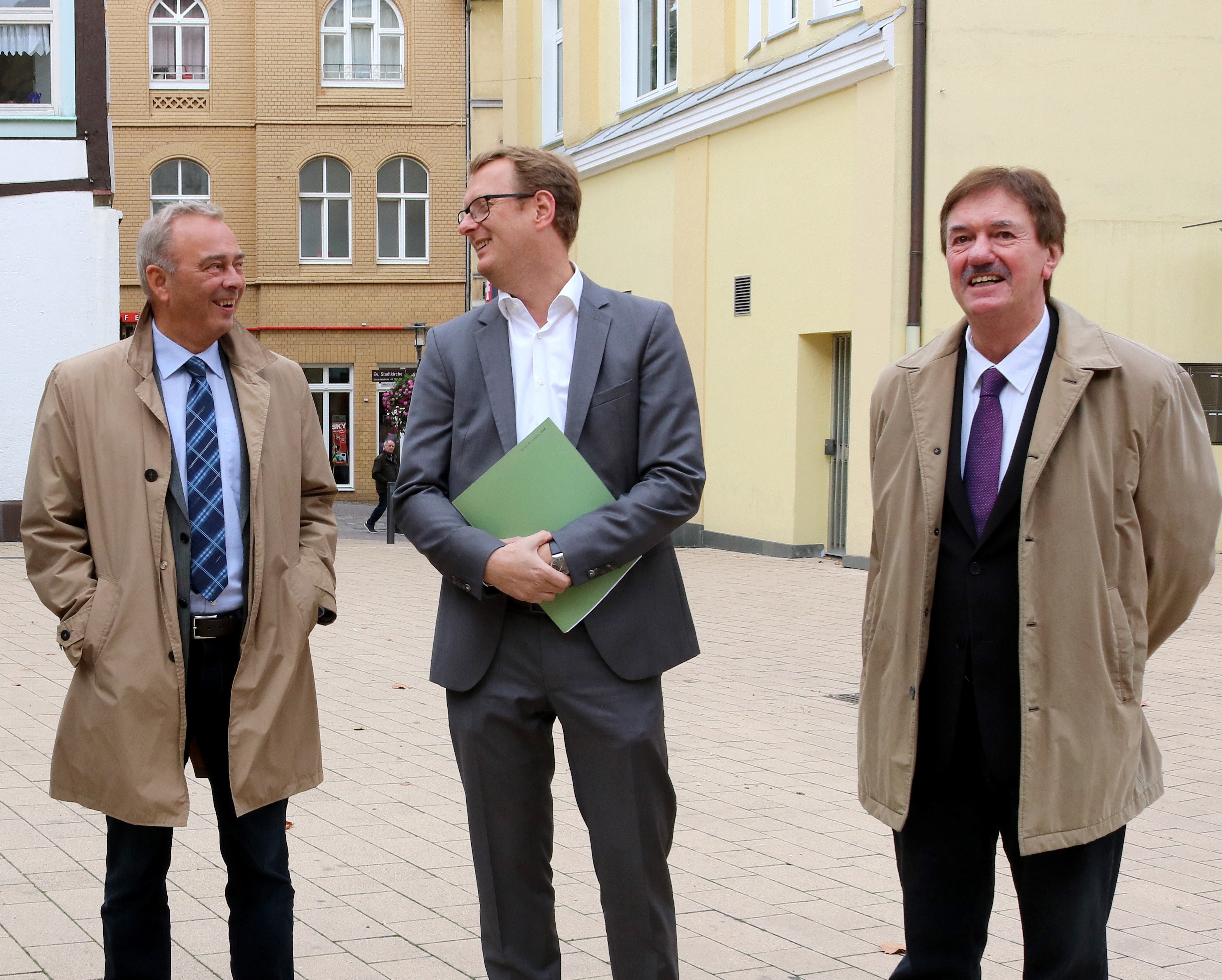 Gemeinsam machten sich im Oktober letzten Jahres Unnas Bürgermeister Werner Kolter, der Bundestagsabgeordnete Oliver Kaczmarek und Superintendent Hans-Martin Böcker (v.l.) ein Bild von den anstehenden Arbeiten an der Stadtkirche Unna.