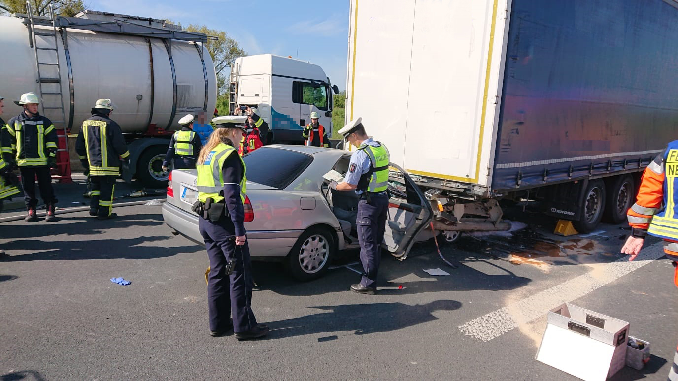Rettungskräfte befreiten den eingeklemmten Mann aus dem Wrack.