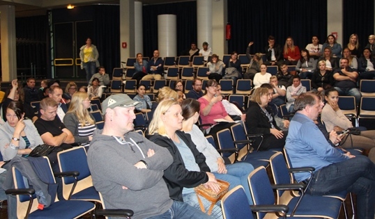 Knapp die Hälfte der eingeladenen Eltern kamen zum Infoabend in die Aula des Schulzentrums. Foto: Stadt