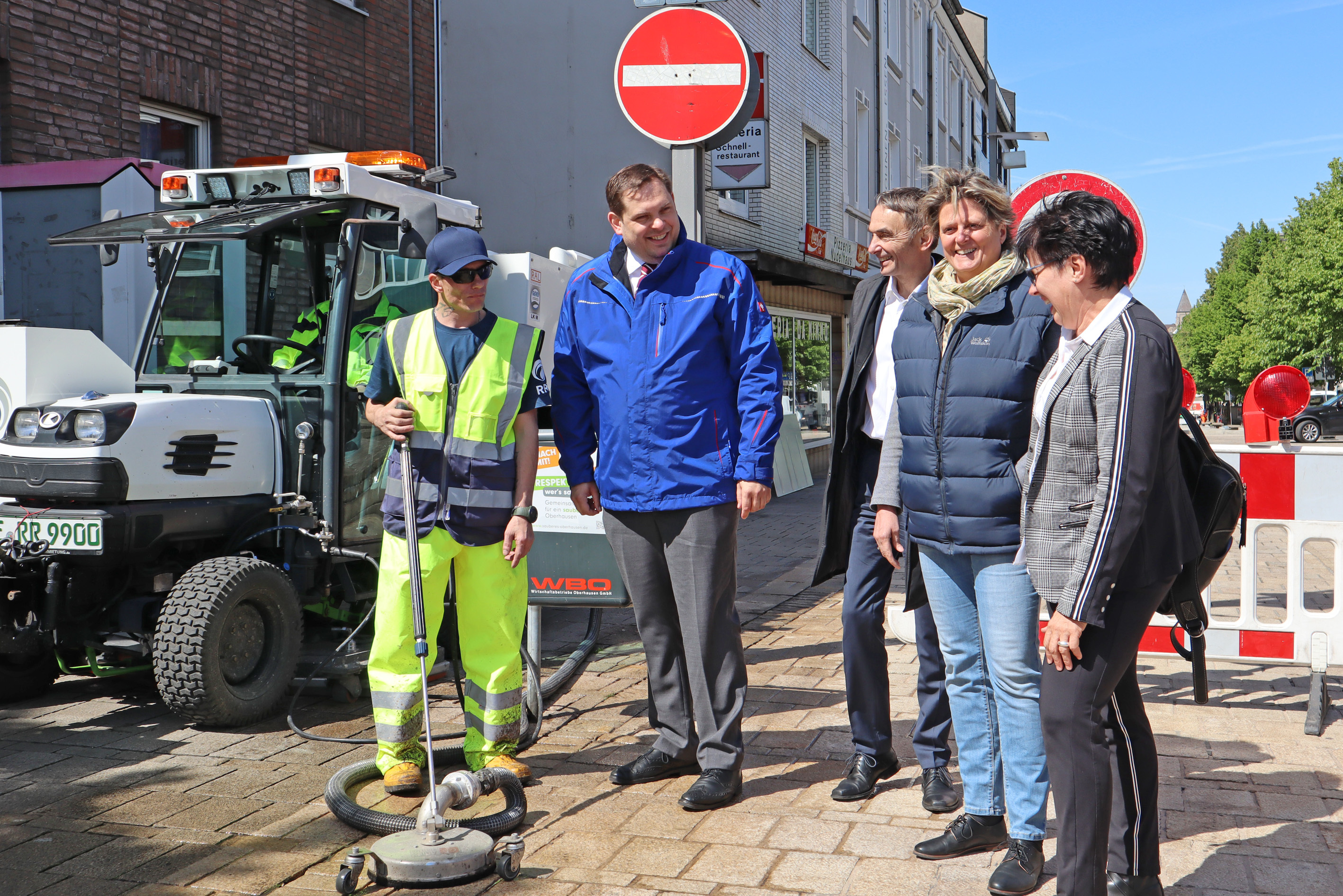 Start zur Intensivreinigung der Marktstraße mit Oberbürgermeister Daniel Schranz, City-Berater Michael Grundmann, Umweltdezernentin Sabine Lauxen und Maria Guthoff, WBO-Geschäftsführerin (r.). Links ein WBO-Mitarbeiter.
Fotos: Stadt Oberhausen
