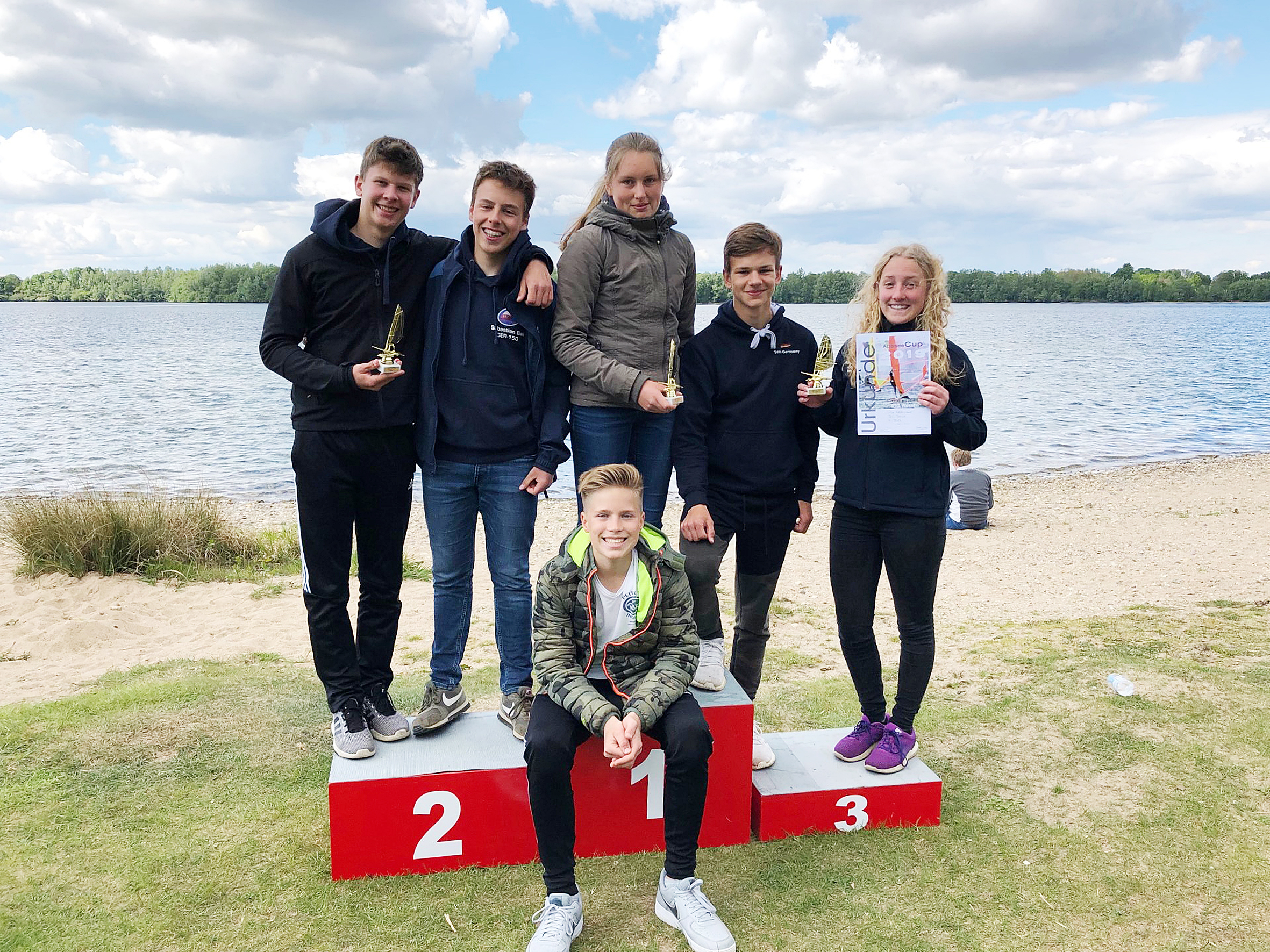 Platz 1 bestes Jugendteam U 17 RTGW in der Mitte; Sakia Karthin, Laurenz Kraft und Til Stolarski.
Die Surfabteilung der Ruder- und Tennis-Gesellschaft hatte zum zweiten Lauf um die deutsche Teammeisterschaft (Surf-Bundesliga) eingeladen.