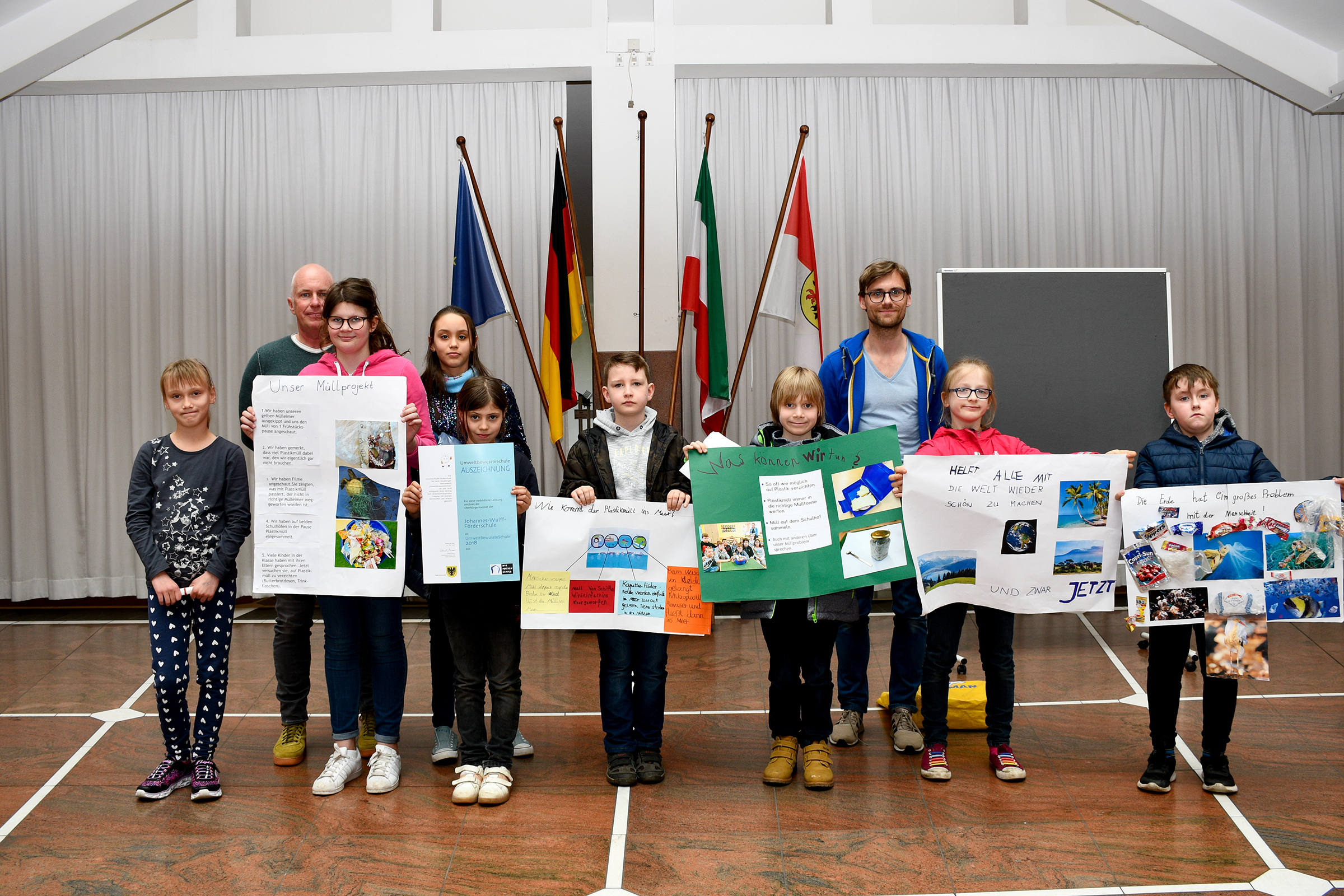 Mit ihren vielen Ideen, wie man Plastikmüll vermeiden kann und Erklärungen wie Plastikabfälle ins Meer gelangen, machten Schüler und Lehrer der Johannes-Wulff- Schule für Sprachförderung den 1. Platz.