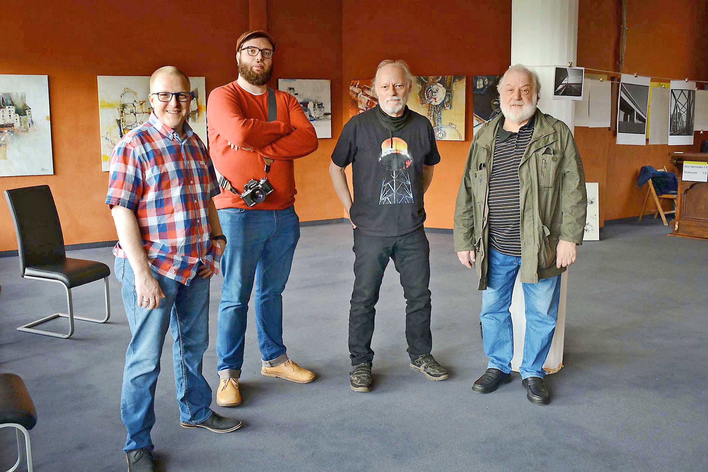 Bei der Ausstellungseröffnung der Pop-Up-Galerie in den Räumen am Maienweg 2-4 in Brechten (v.l.n.r.): die beteiligten Fotografen Frank Heldt, Christian Thiele und Martin Steinhoff sowie Organisator und Fotograf Dieter Doeblin.