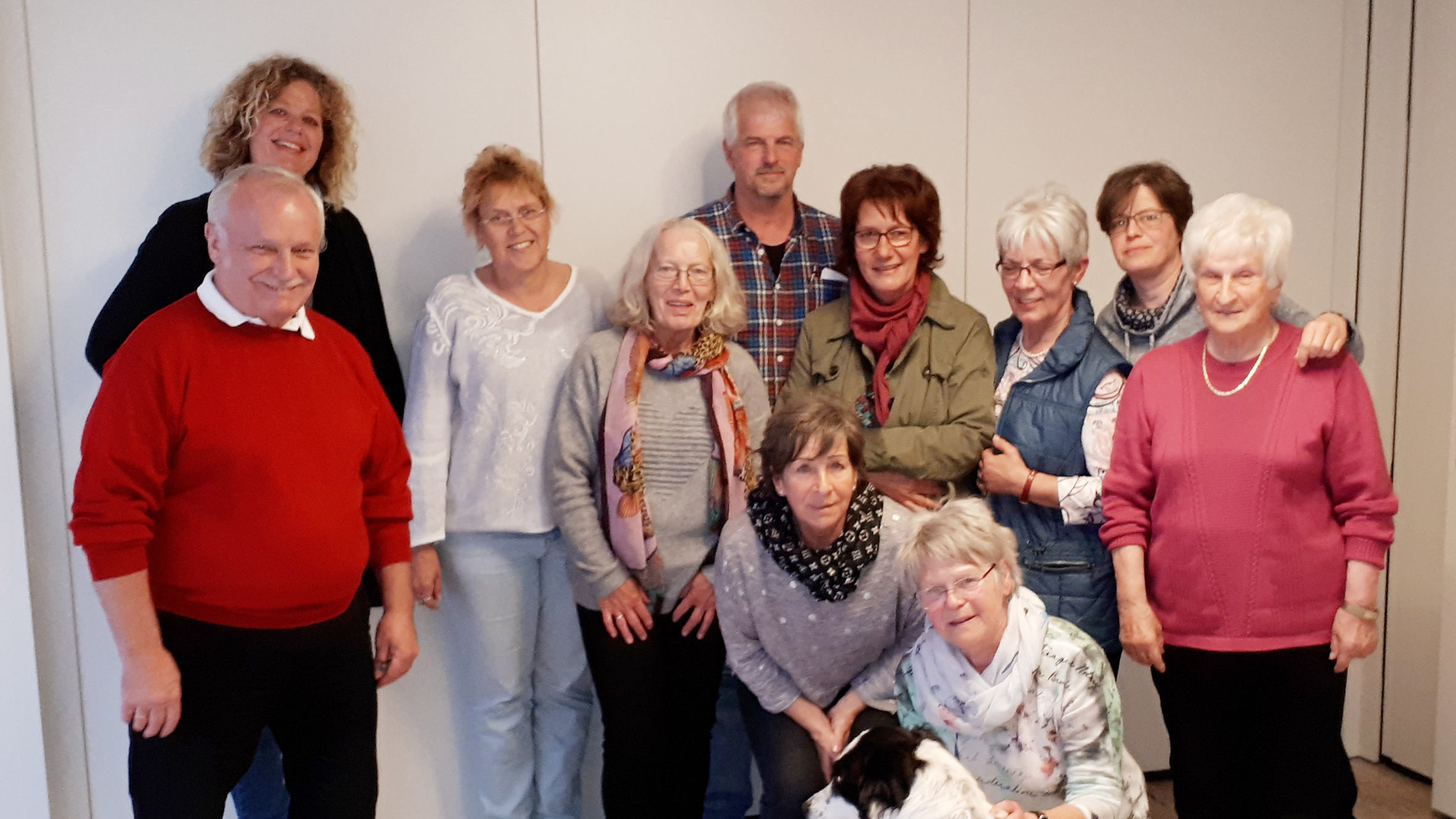 Der neue Vorstand der Siedlergemeinschaft Grunewald/Eichkamp (v.l.n.r.): 1. Vorsitzender Walter Müller, Beisitzerin Sylvia Schröder-Lotholt, Schriftführerin Anja Ritter, Kassenprüferin Marion Müller, hinten Beisitzer Volker Cieplinski, Beisitzerin Karin Cieplinski, 1. Kassiererin Helga Schalla, 2. Vorsitzende Susanne Fritsch, Beisitzerin Gerda Wittig und vorn knieend Kassenprüferin Maria Weißenborn und 2. Kassiererin Renate Kühl.