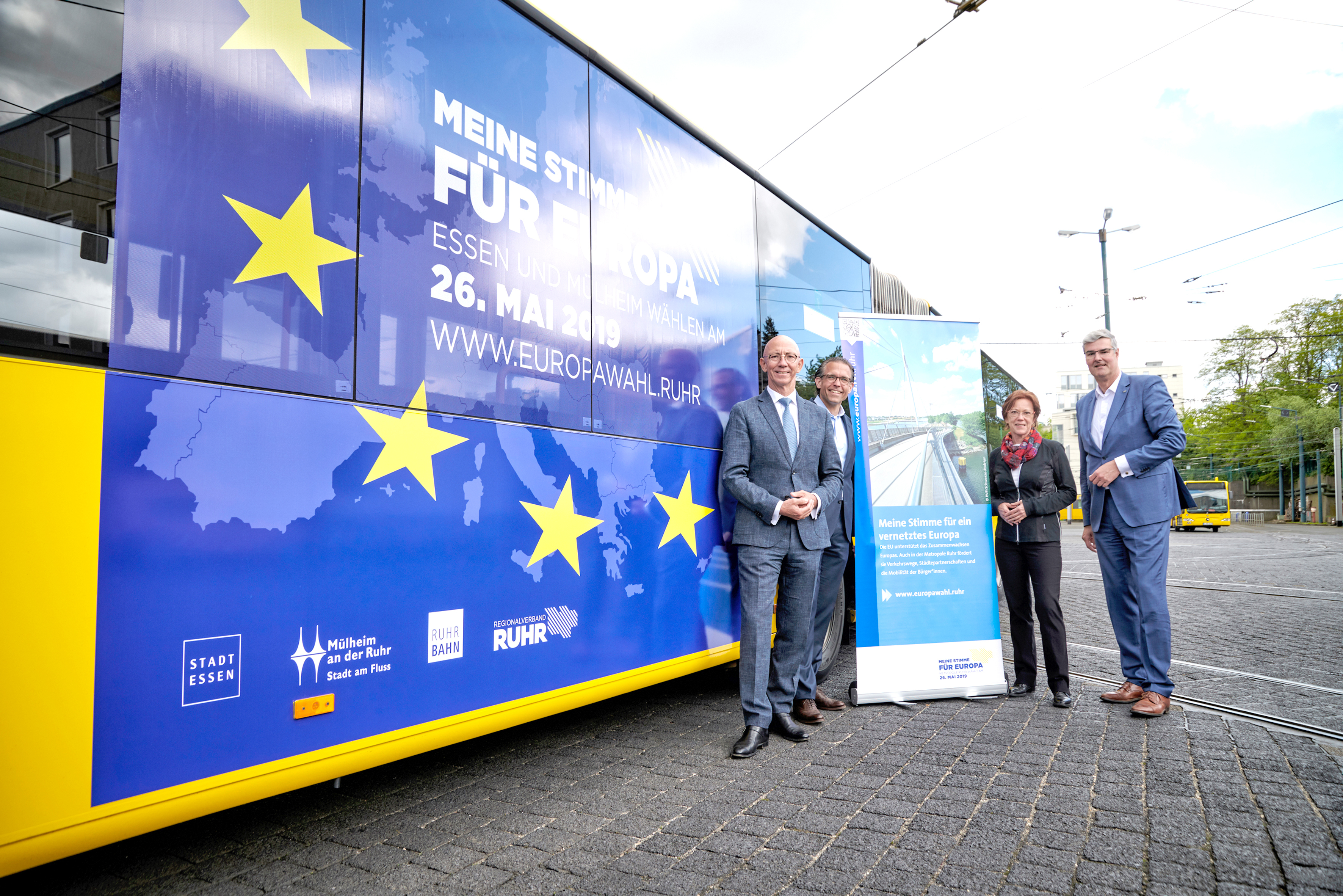 Mülheims Oberbürgermeister Ulrich Scholten, Ruhrbahn-Geschäftsführer Michael Feller, Petra Thetard, Europabeauftragte der Stadt Essen und Markus Schlüter, Beigeordneter des RVR.