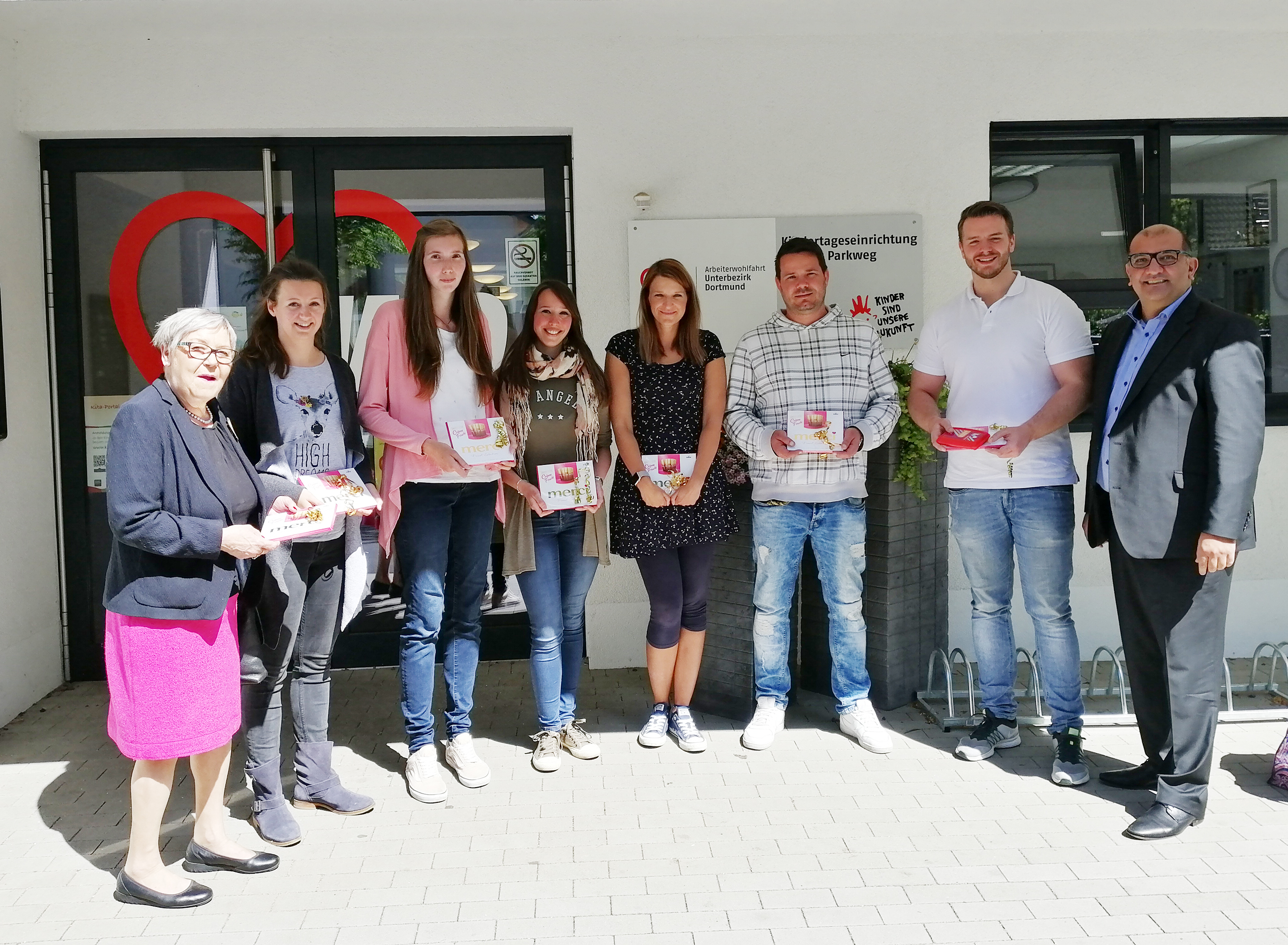 Der Dortmunder SPD-Landtagsabgeordnete Volkan Baran (r.) hat gemeinsam mit Dortmunds AWO-Chefin Gerda Kieninger (l.) anlässlich des Tages der Kinderbetreuung in seinem Wahlkreis die noch junge AWO-Kindertagesstätte Evinger Parkweg in Eving besucht und sich abschließend bei den Erzieher*innen persönlich für ihre Arbeit bedankt.