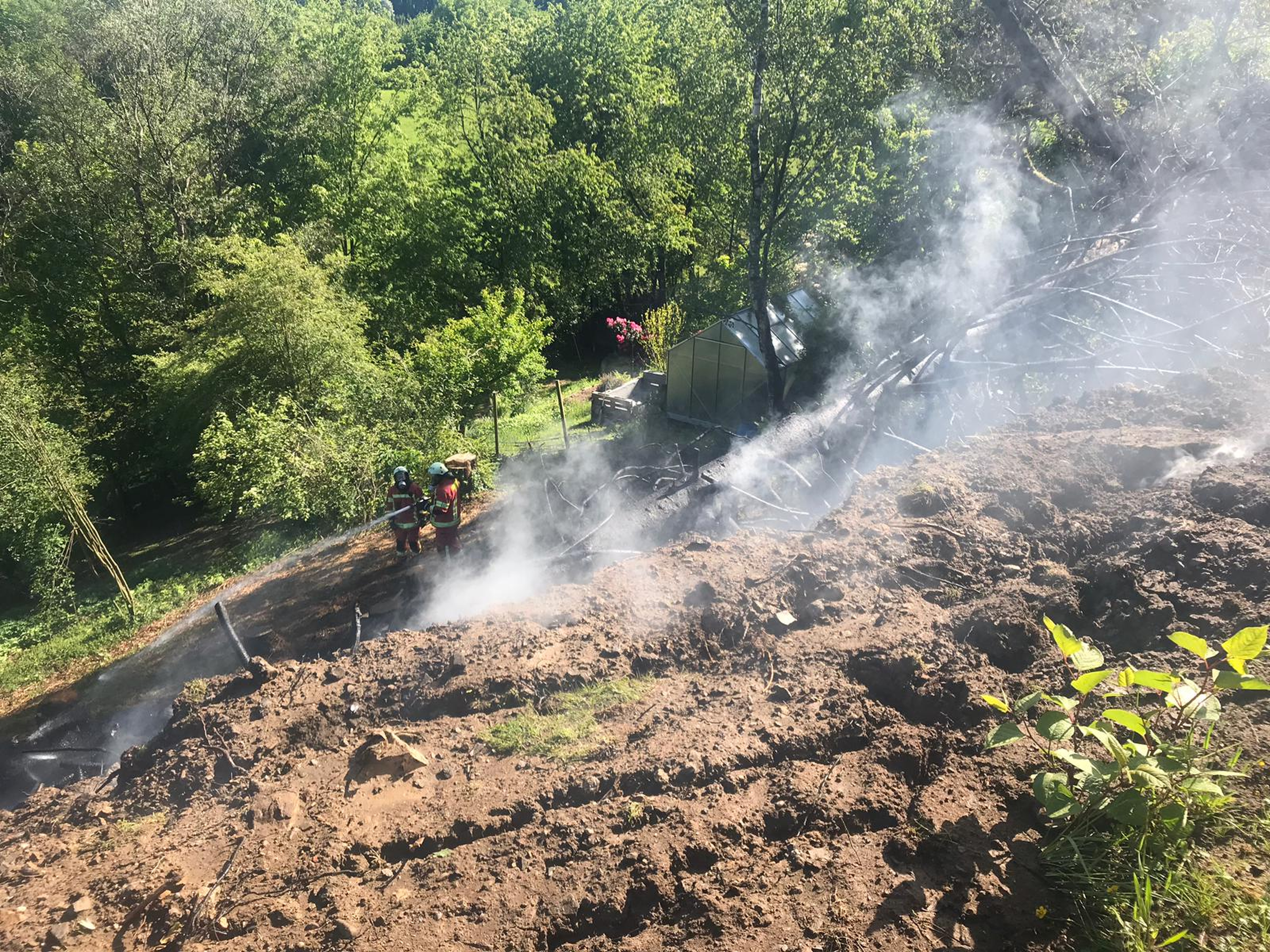 Die mit Filtergeräten ausgerüsteten Einsatzkräfte nahmen insgesamt drei C-Rohre zur Bekämpfung des Feuers vor.