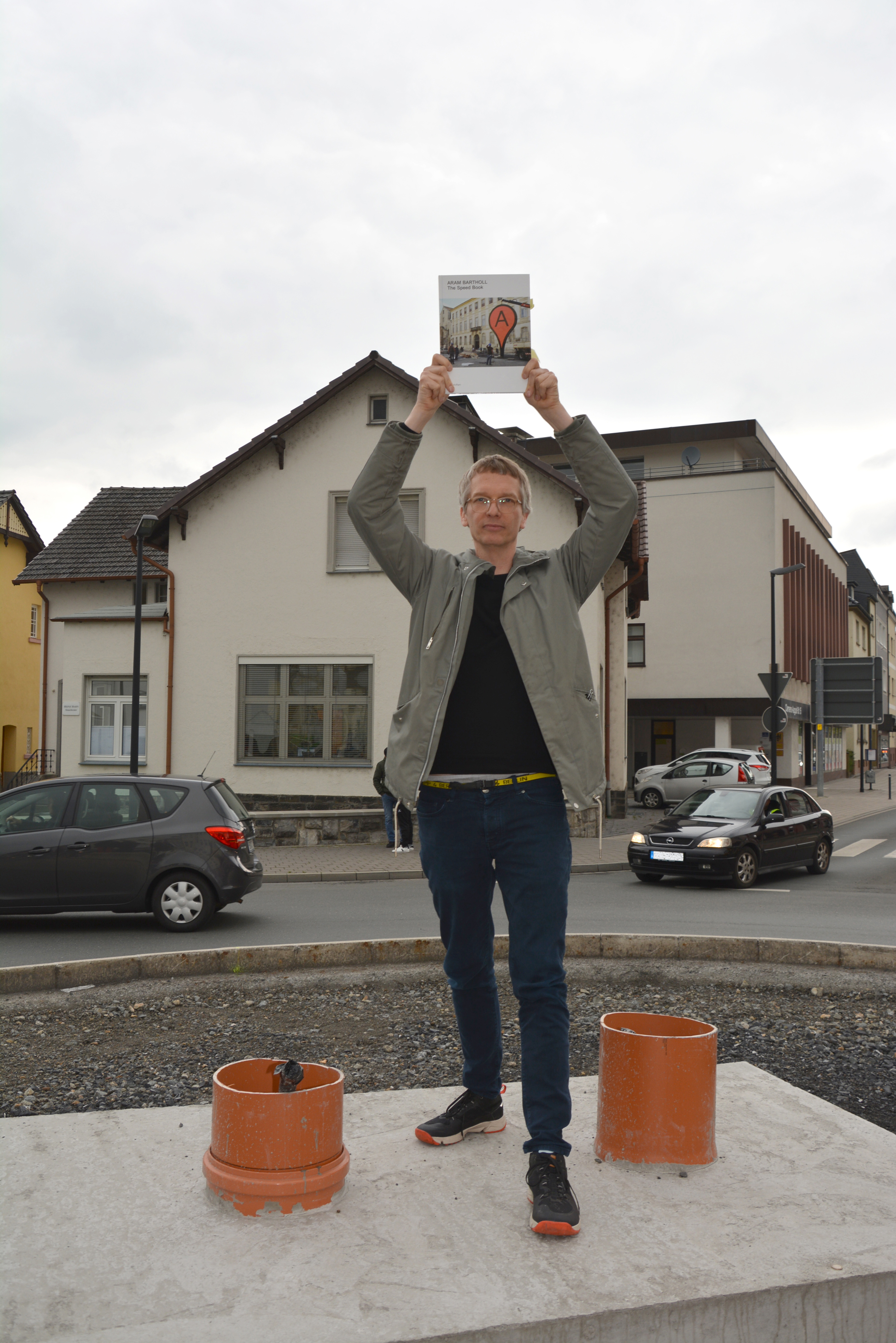 Künstler Aram Bartholl am Kreisverkehr Clemens-August-Straße/ Brückenplatz: Hier soll sein Werk "Map" bis Mitte August errichtet werden.