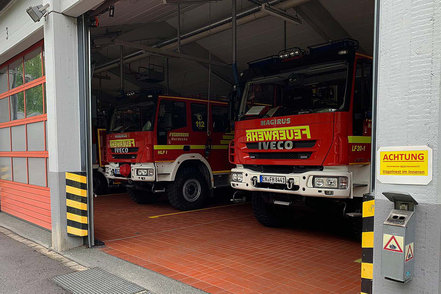 Rechts der kleine Aschenbecher: Die Brutstätte der Blaumeisen direkt an der Feuerwache.