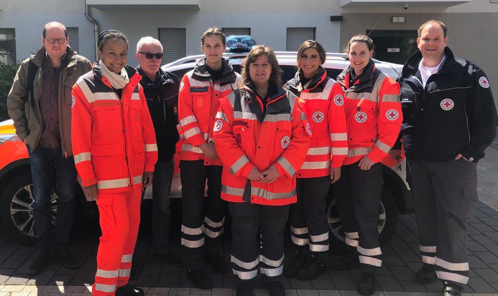 v.l.: Dr. Roland Issel (Prüfungsvorsitzender Arzt), Joèe Bakakoutela, Werner Pflips (Kreisbereitschaftsleiter DRK Oberhausen), Verena Doczyck, Karin Behrendt, Celine Bierfreund, Lea Behrendt, Martin Götzke (Leiter Aktive Dienste und Servicestelle Ehrenamt DRK Oberhausen)