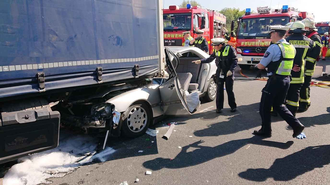 Der Mercedes bohrte sich weit unter den Auflieger des Lastwagens.