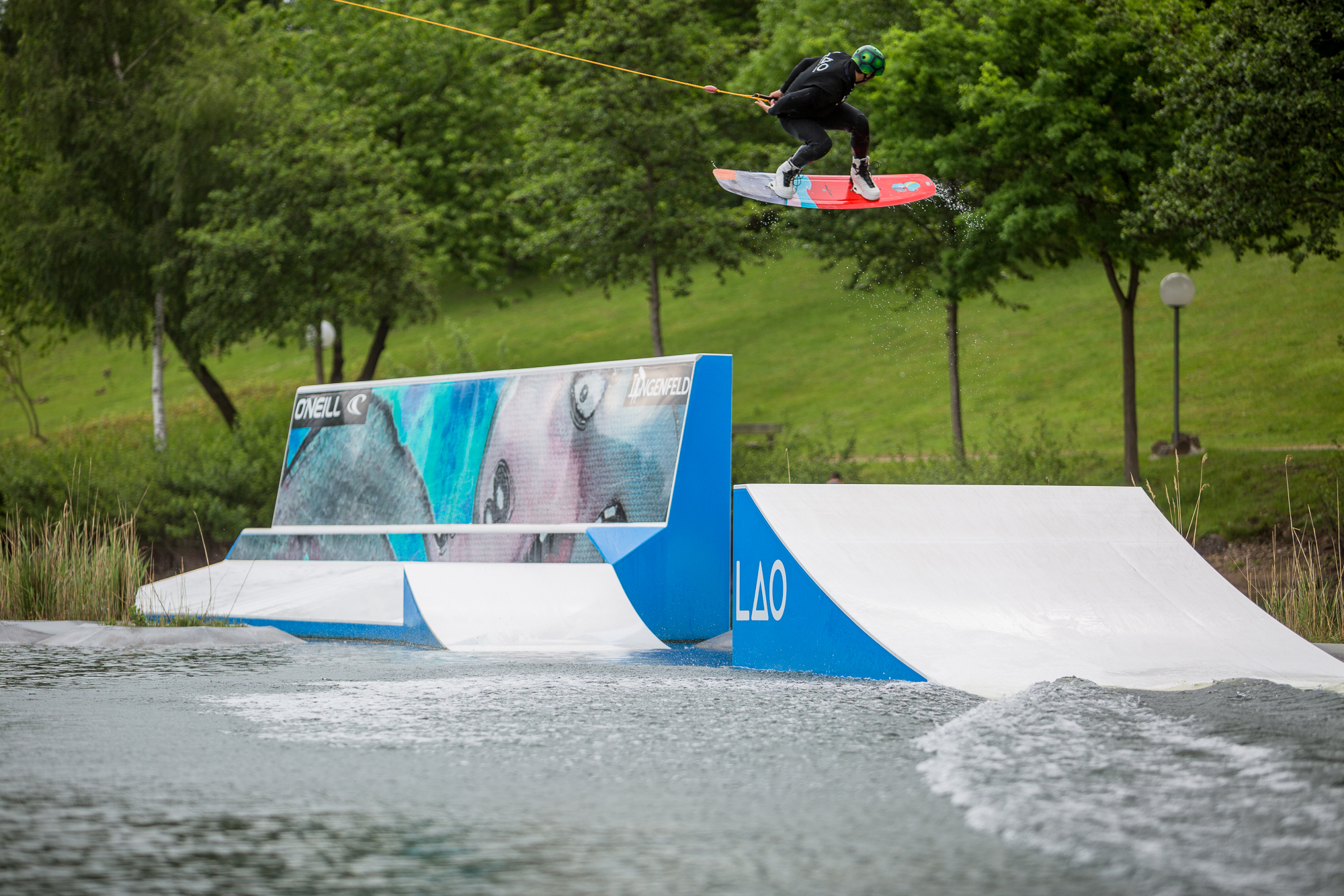 Der außergewöhnliche Hindernissparcour gefällt den Wakeboardern.