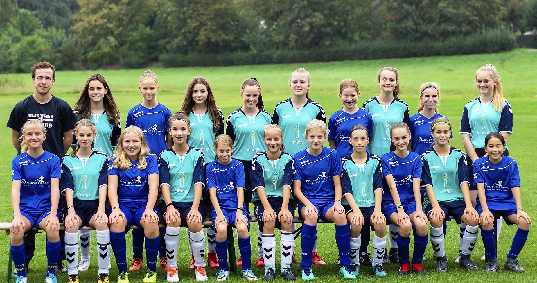 Trainer Marvin Robert und seine blau-weißen U15 Meister-Mädchen drehten im zweiten Durchgang so richtig auf.
Foto: DJK Mintard