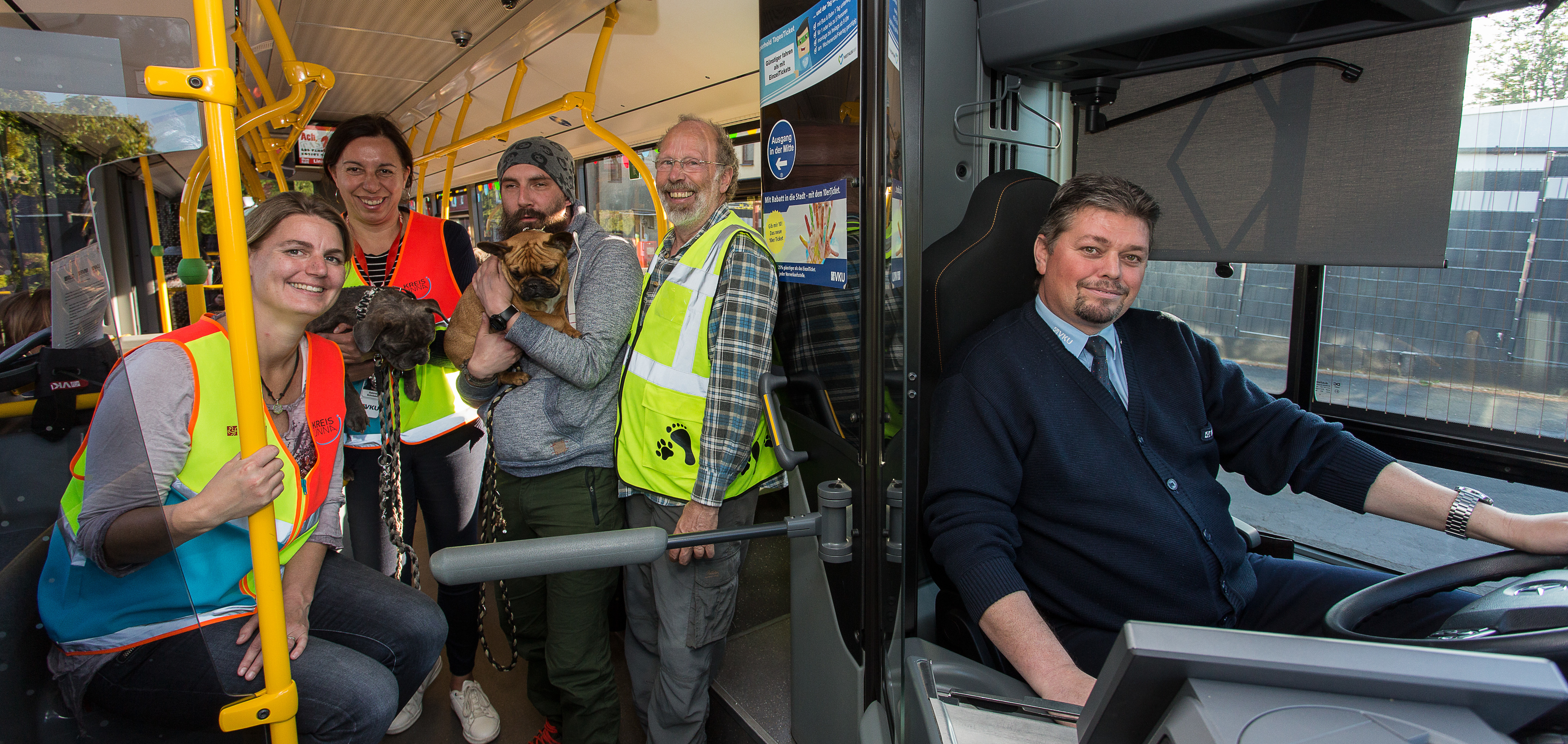 Von links: Melanie Strohschein und Sabine Schröder vom Team "Nimmbus", Marcel Feige mit Fibi, Ernst Schnübbe, Fahrer Michael Magnus. Foto: Jörg Prochnow
