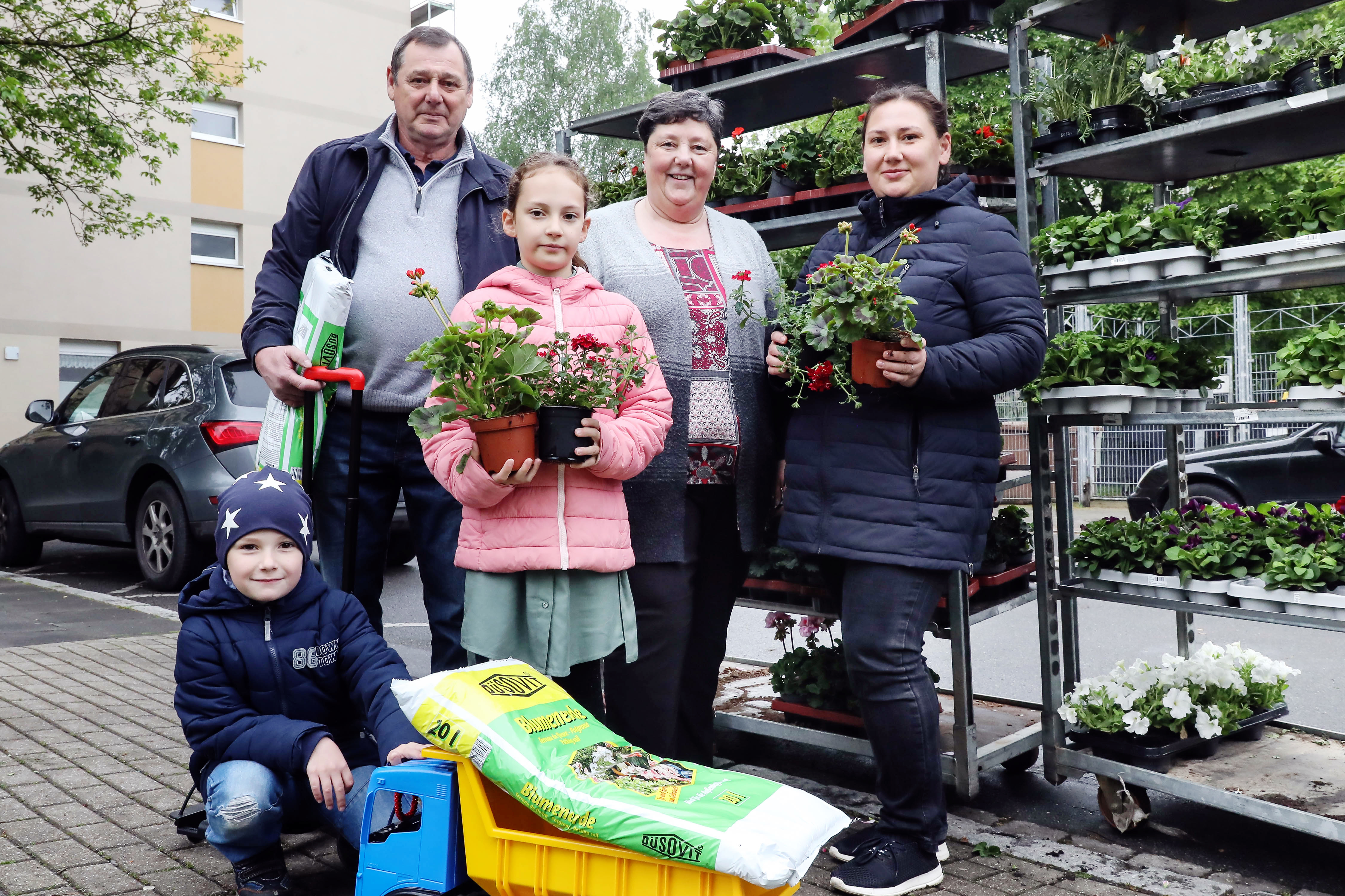 Auch diese Mieter holten sich gerne Geranien und andere Balkonblumen sowie Blumenerde am Stand des Mieterbeirats ab.