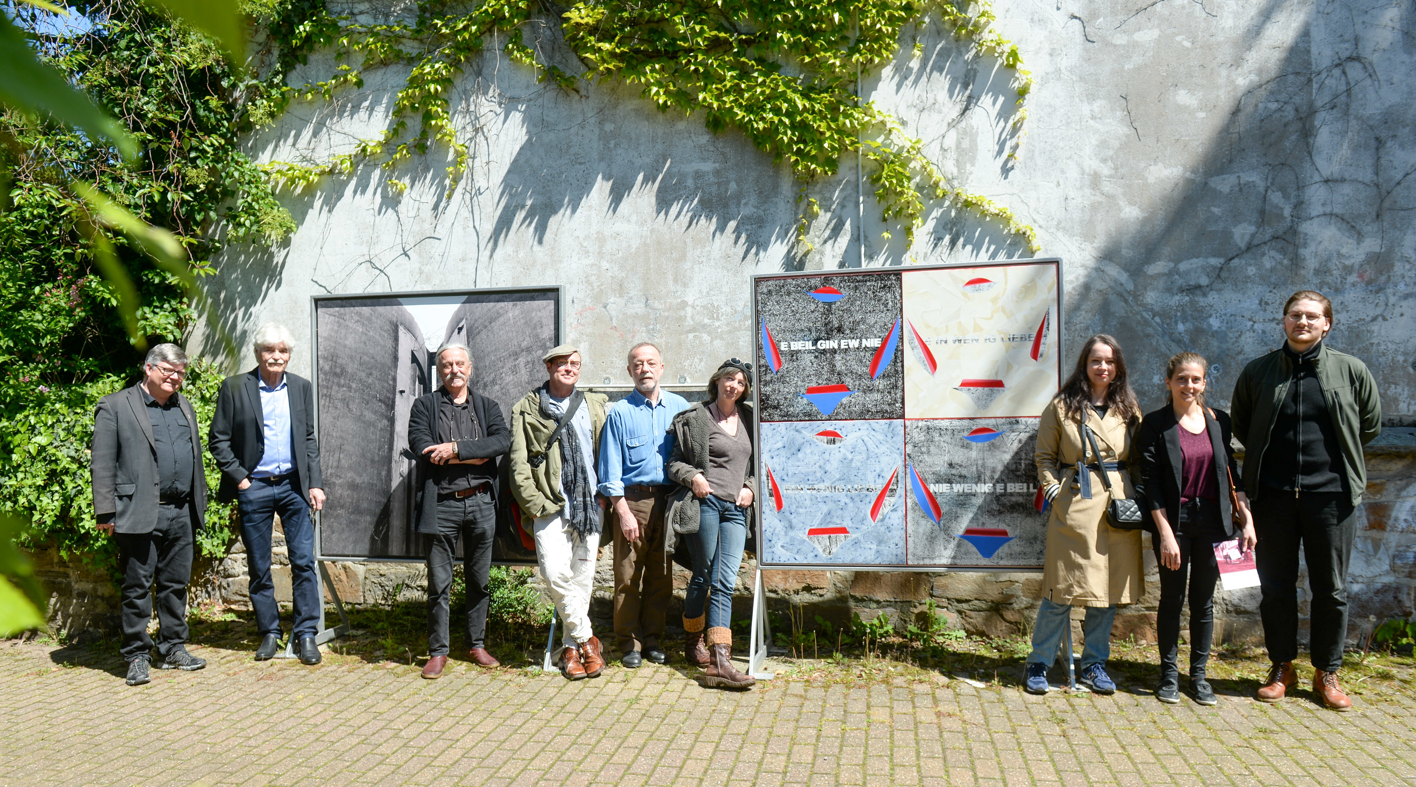 Zu "Kunst Raus" laden ein (v.l.): Pfarrer Christoph Pfeiffer sowie die Künstler Helmut Koch, Uwe Dieter Bleil, Peter Helmke, Imre Vidék, Anne Maria Peters, Natalija Usakova, Francesca Lo Vasco und Lukas B. Schmidt.