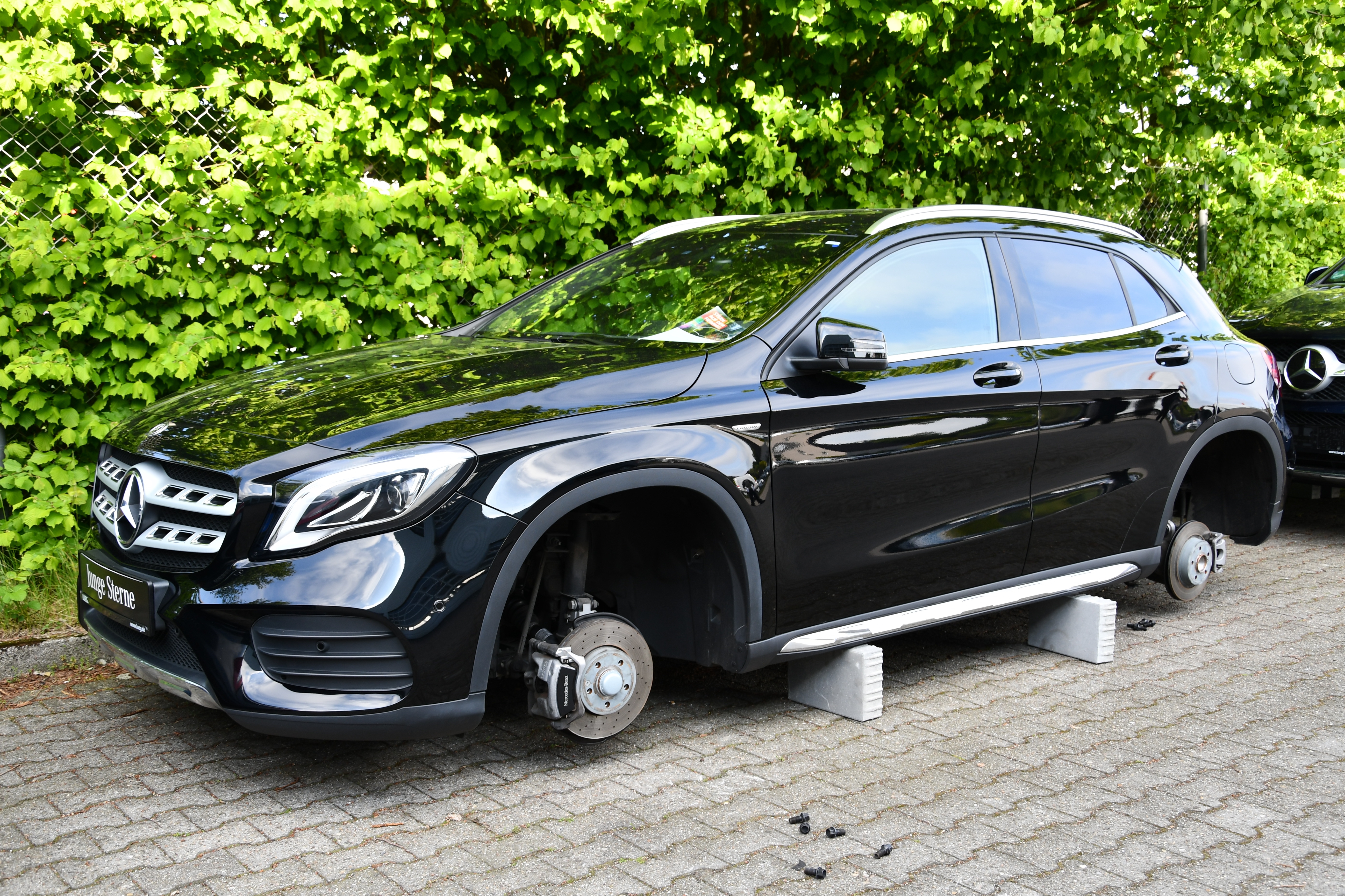 Auf dem Gelände an der nevigeser Straße bockten die Täter insgesamt 13 Autos, vorrangig Mercedes-Modelle, auf Ziegelsteinen auf und schraubten dann die Räder herunter. Dabei wurden die Fahrzeuge auch am Lack beschädigt.