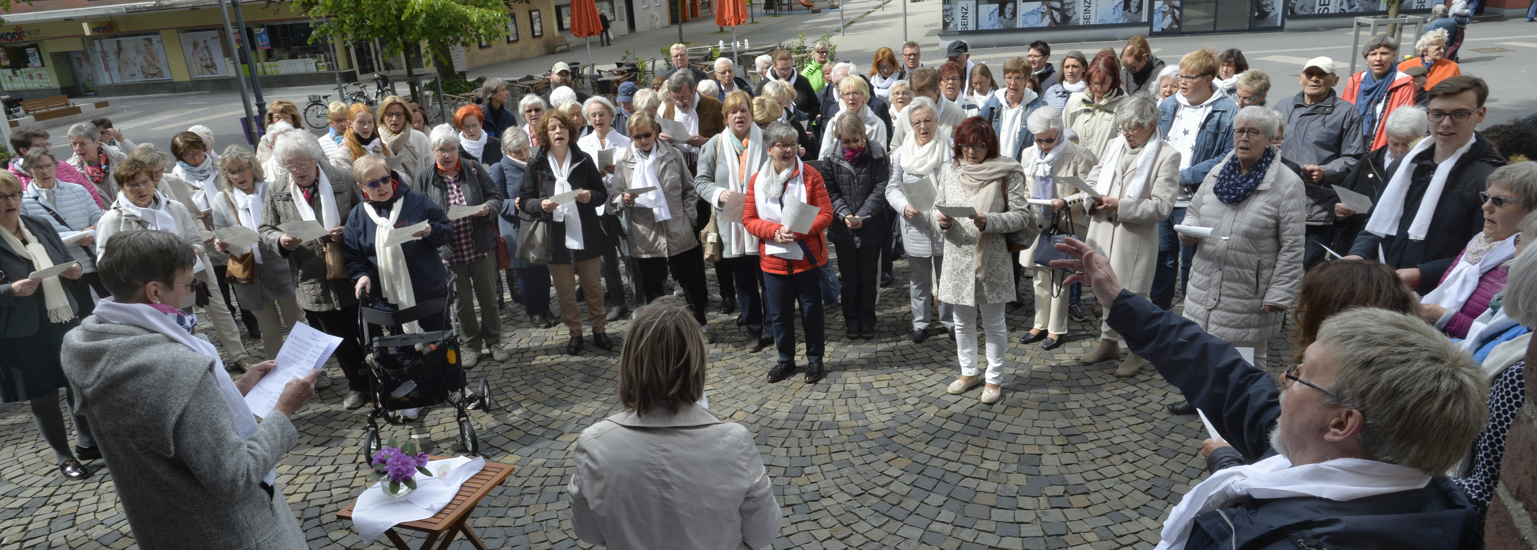 Protest vor der Kirche: Eine Woche lang wollen die Frauen keine Kirche betreten und die ehrenamtliche Tätigkeiten ruhen lassen.