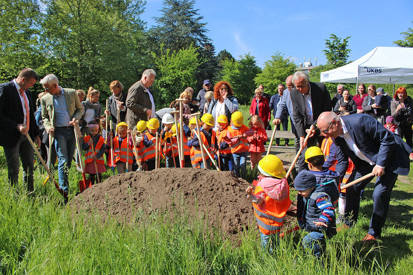 Foto © Jürgen Thoms - Aus der Serie: Erster Spatenstich für eine neue Kita in Holzwickede - Unter Anleitung von Geschäftsführer der Unnaer Kreis-Bau- und Siedlungsgesellschaft Matthias Fischer: Auf zum Spatenstich