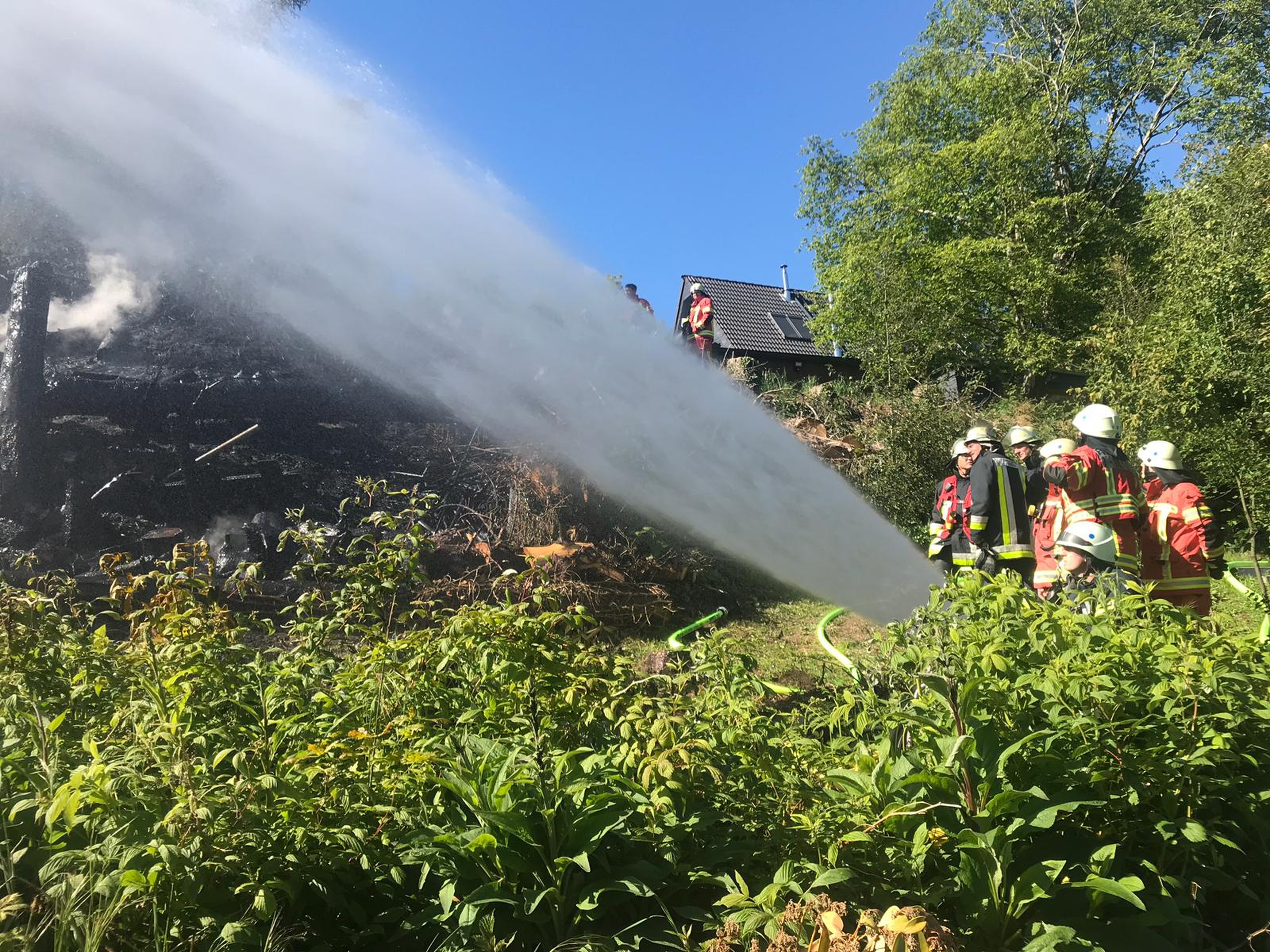 Die mit Filtergeräten ausgerüsteten Einsatzkräfte nahmen insgesamt drei C-Rohre zur Bekämpfung des Feuers vor.