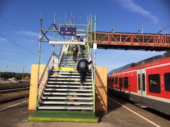 Seit Montag ist die provisorische Fußgängerbrücke geöffnet. Nur darüber können Reisende die Gleise 2 und 3 erreichen. Foto: Stadt