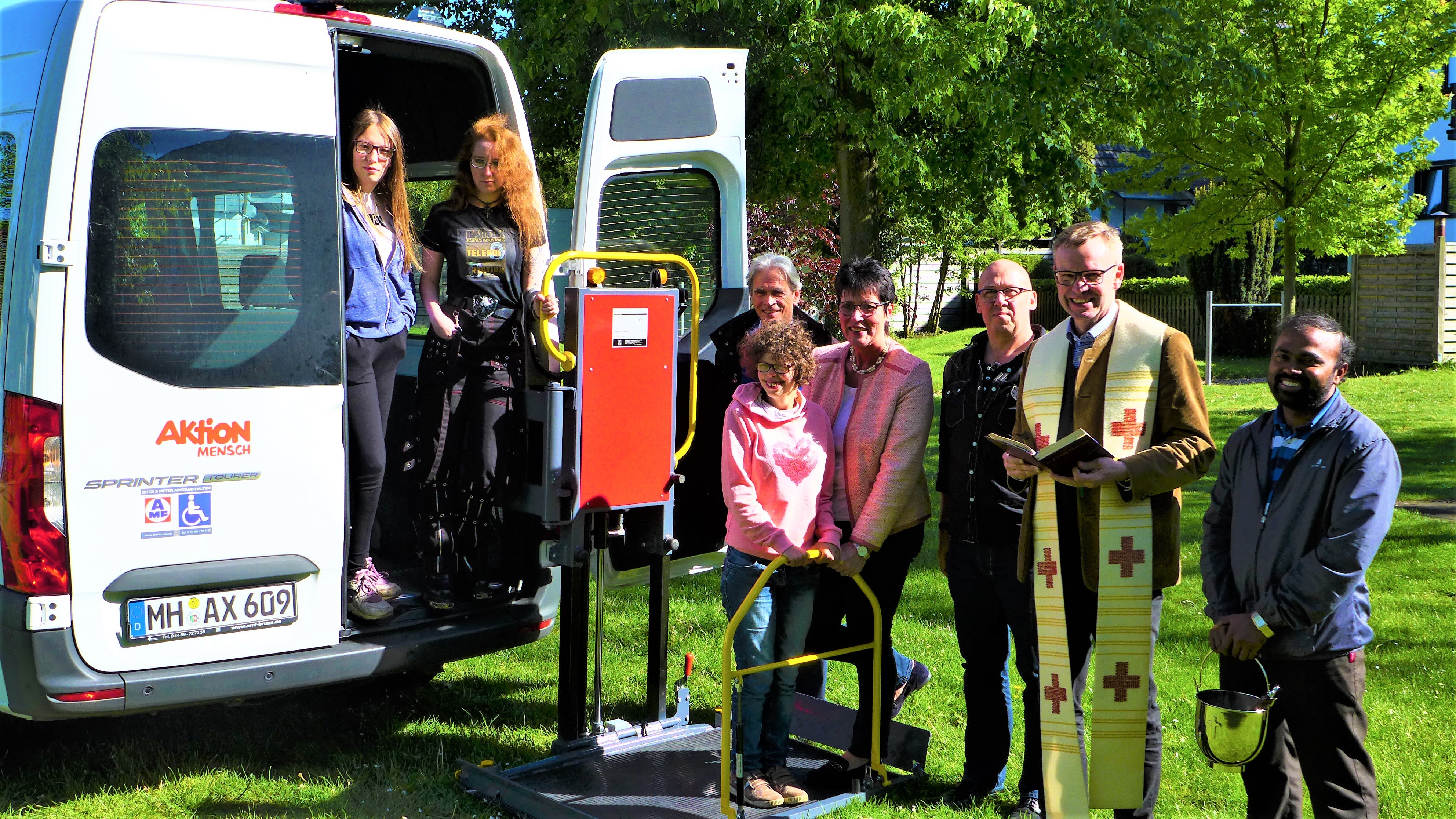 Freuen sich über den neuen Transporter für den Treffpunkt (v.l.) Die Helferinnen Sarah Otto, Annika Sanders, Bianca, Kirchenvorstand Gregor Knaak, Verwaltungsleiterin Anneliese Rakowski, Jugendarbeiter Carsten Lewrick, Pfarrer Christian Böckmann und Pater Bala Kaligiri aus der Pfarrgemeinde St. Mariä Himmelfahrt.