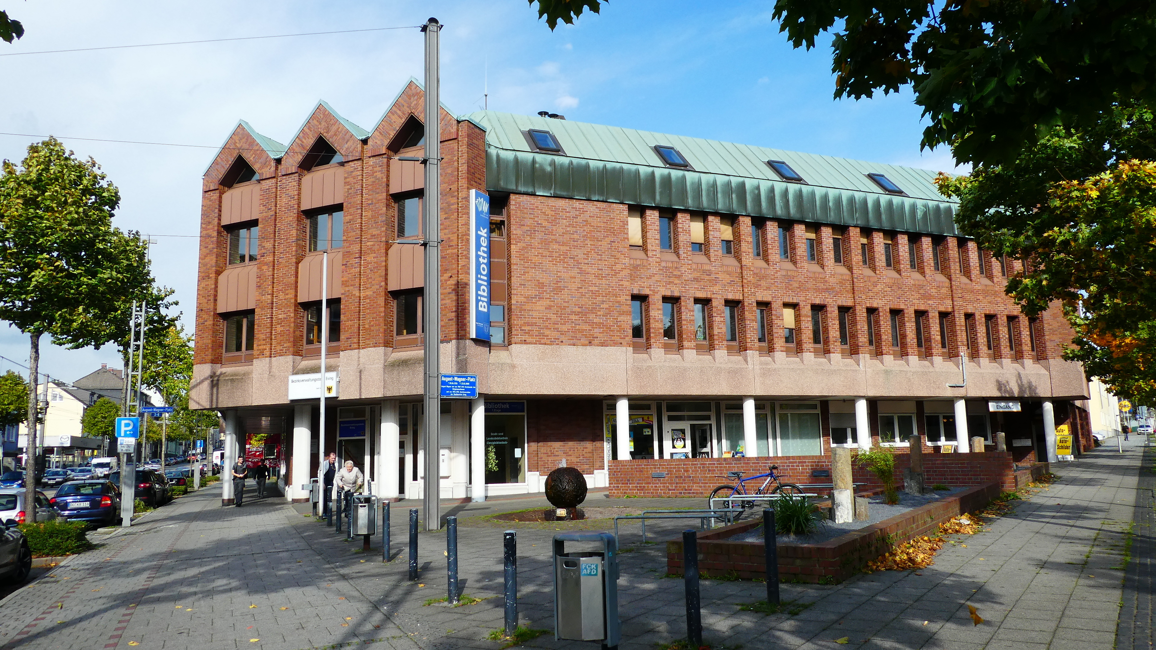 Die Stadtteilbibliothek Eving findet man im Gebäude der Bezirksverwaltungsstelle am August-Wagner-Platz in Eving.