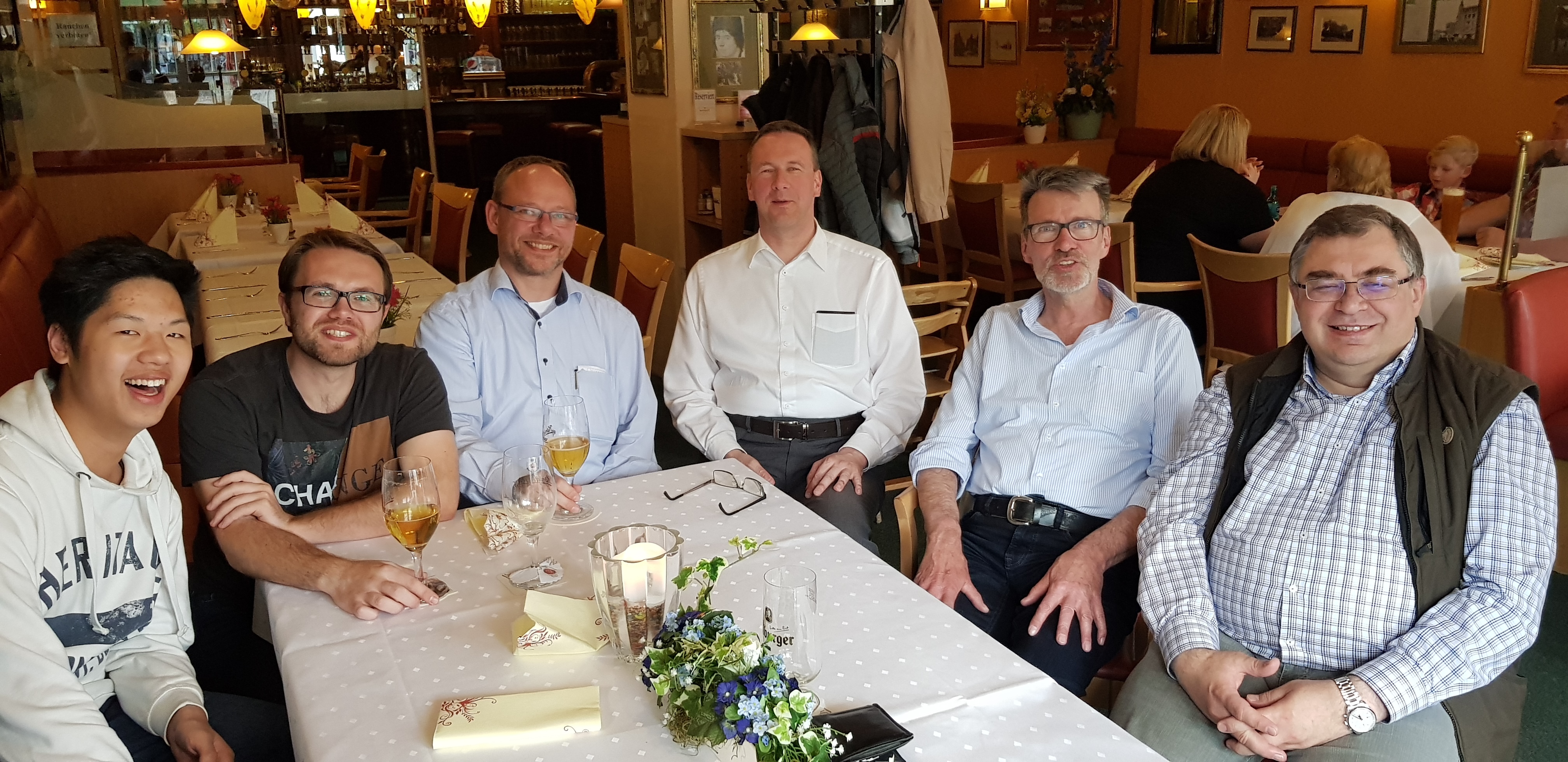 Die erste Mannschaft um Niklas Jacobi, Oskar Braun, Thomas Dickmann, Ingo Schilberg, Christoph Krebel und Dieter Bohnes hatte beim Saisonabschluss im Kaiserhof gut Lachen. Kein Wunder, denn die Jungs sind in die Regionalliga aufgestiegen.