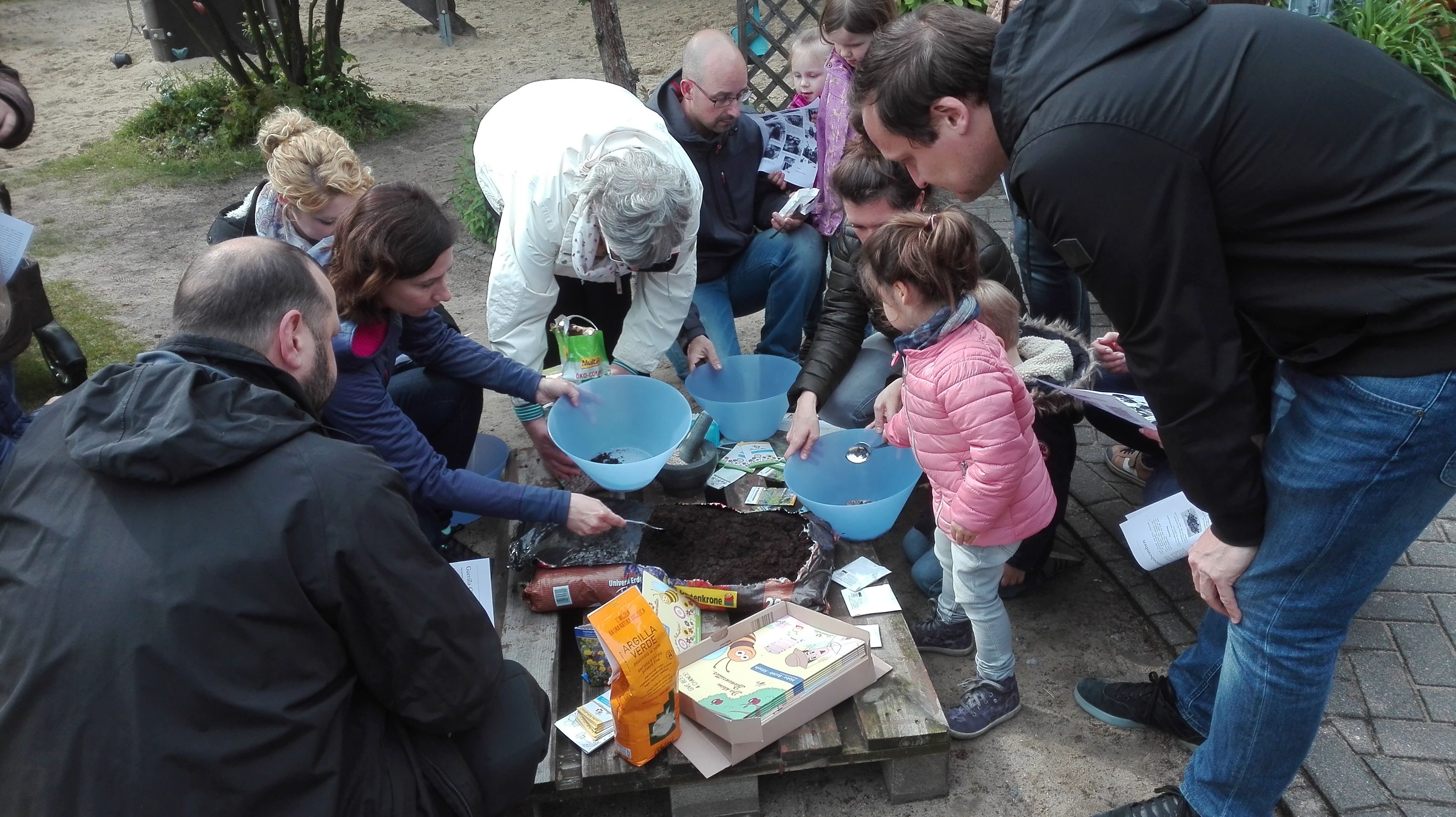 Zahlreiche Familien, nicht nur aus der KiTa Arche mit ihren Kindern, meldeten sich zum Guerilla-Gärtnern an.