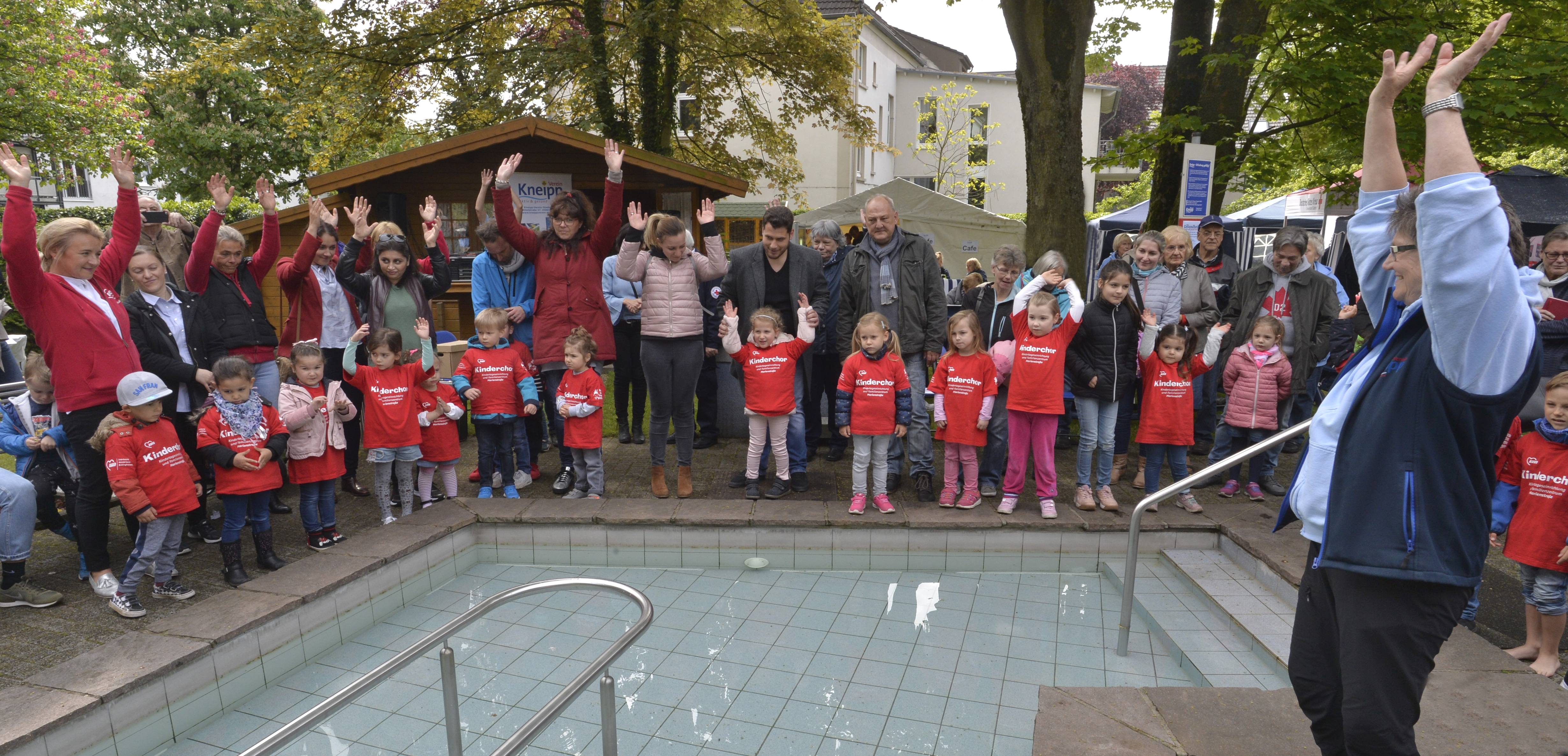 Unter Anleitung der Organisatoren wurden die Besucher zu kleinen sportlichen Übungen motiviert. Foto: Braczko