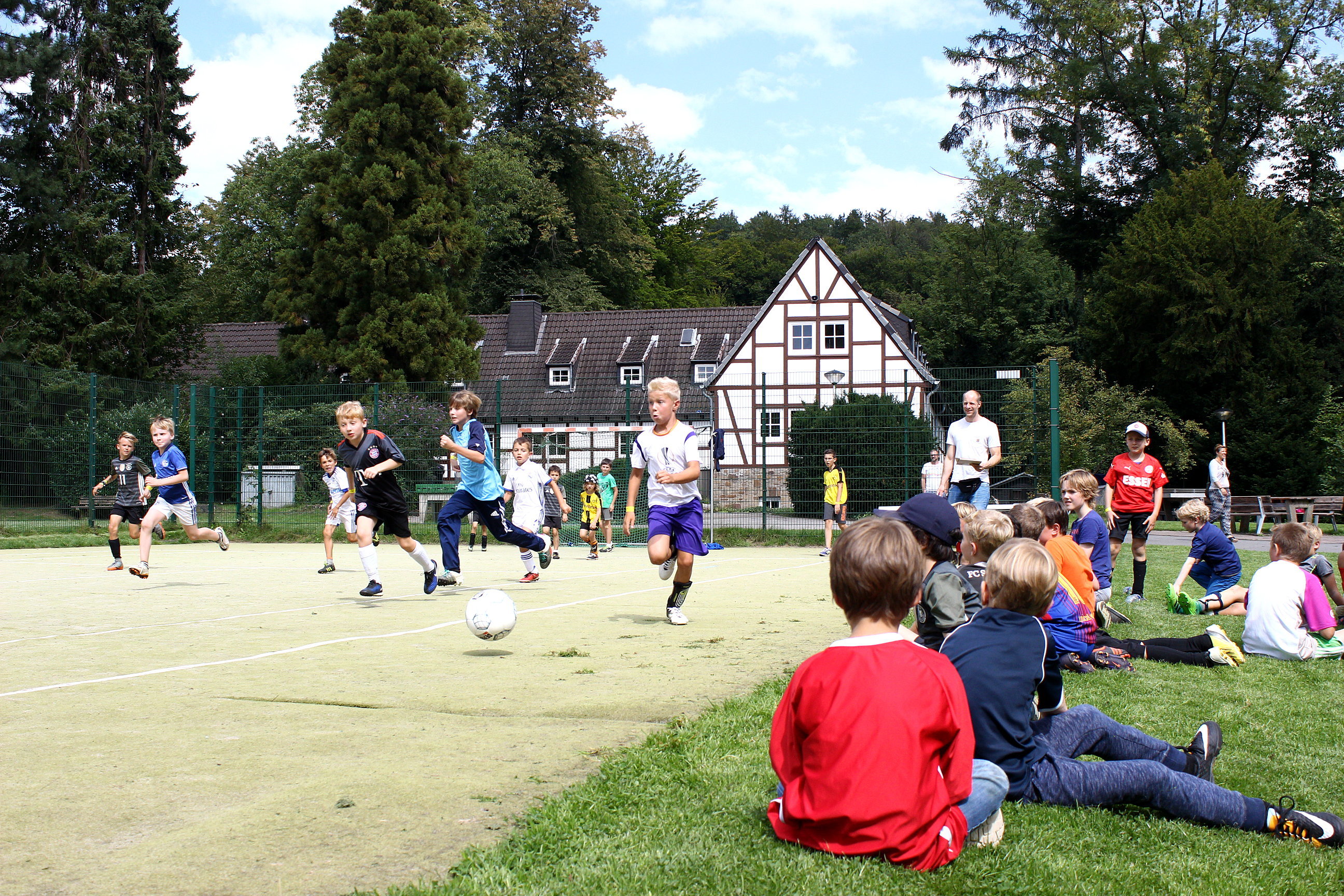 Abenteuer mit Emil: In der fünften Ferienwoche steigt ein Fußballcamp mit Rot-Weiss Essen.