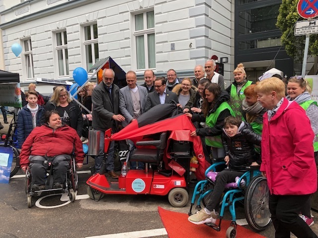 Oberbürgermeister Thomas Kufen bei der offiziellen Enthüllung des Café-Quatsch-Mobils zusammen mit Emma Lüttringhaus und vielen weiteren Gästen.