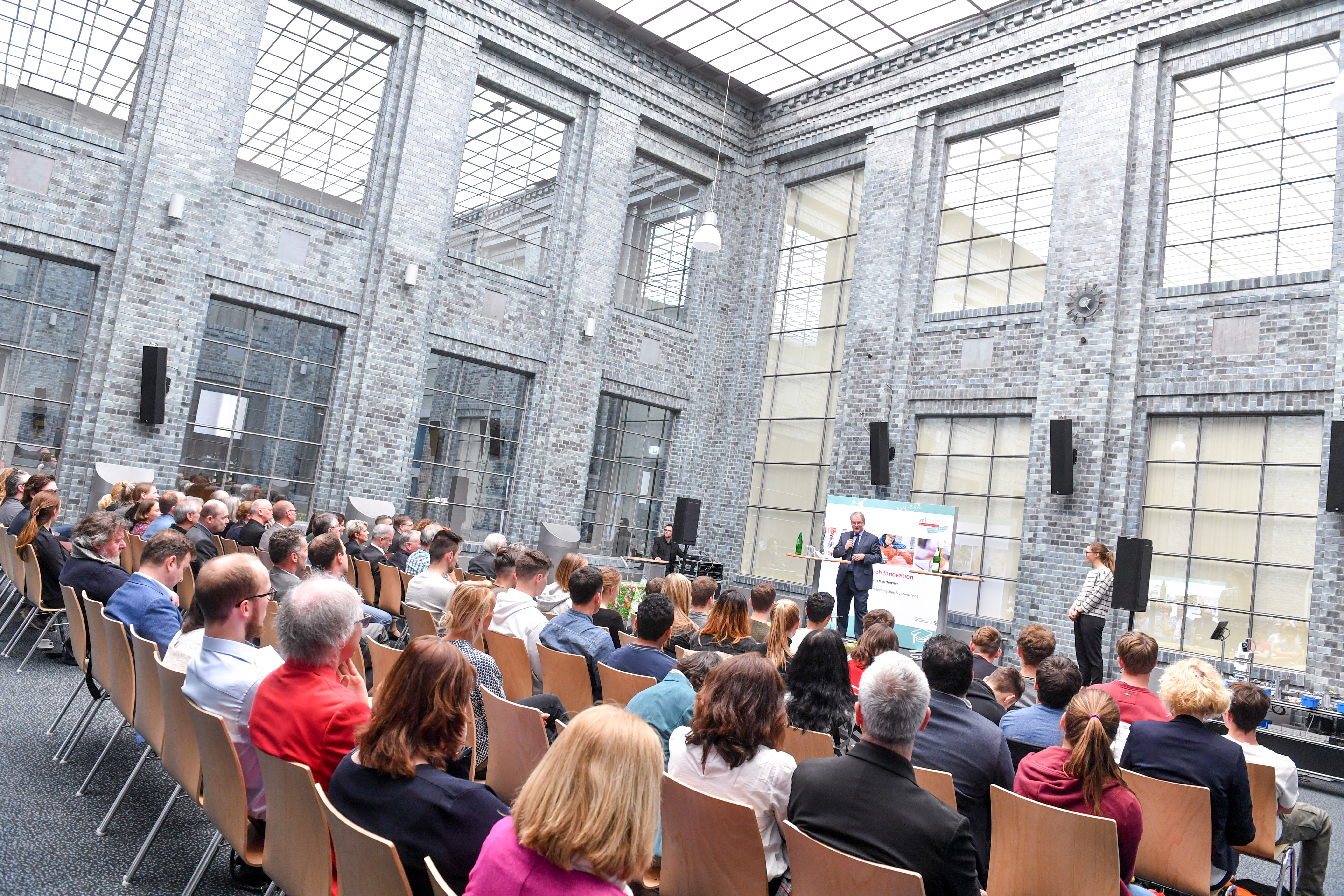 Im Lichthof des Haus der Wirtschaft wurde am Montag das 10-jährige Bestehen des zdi-Netzwerks Mülheim.