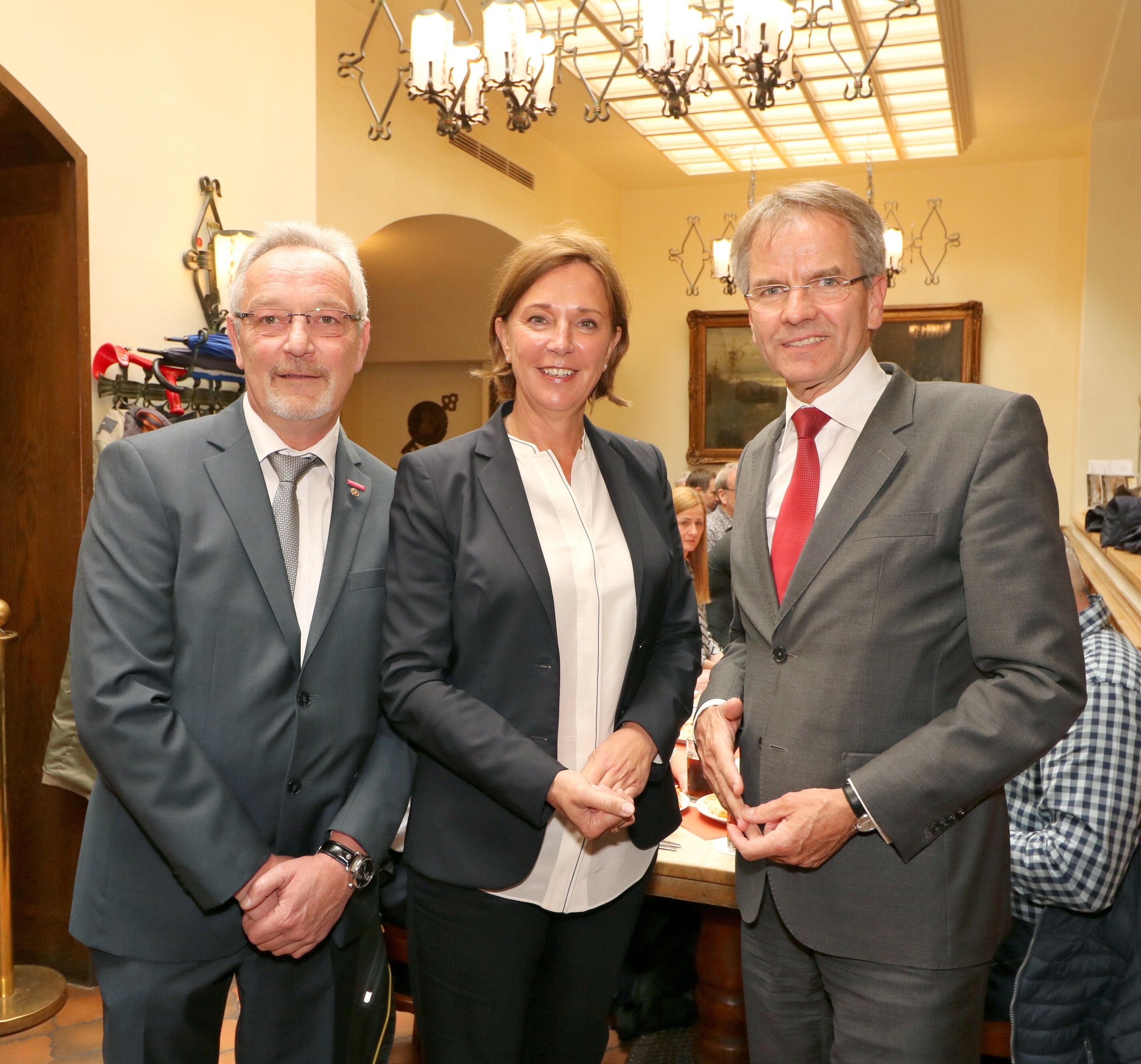 Schornsteinfeger-Obermeister Norbert Rieck (l.) und NRW-Handwerkspräsident Andreas Ehlert begrüßen Yvonne Gebauer in der Brauerei Zum Schlüssel.