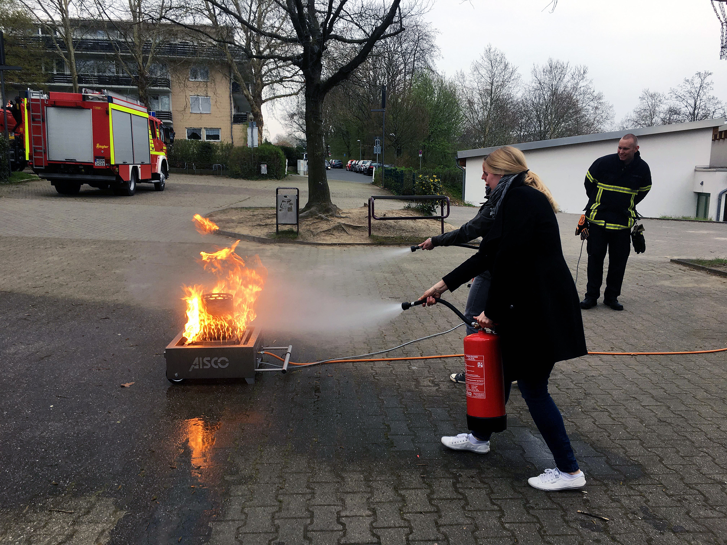 Sichere Brandbekämpfung am Feuerlöschtrainer.