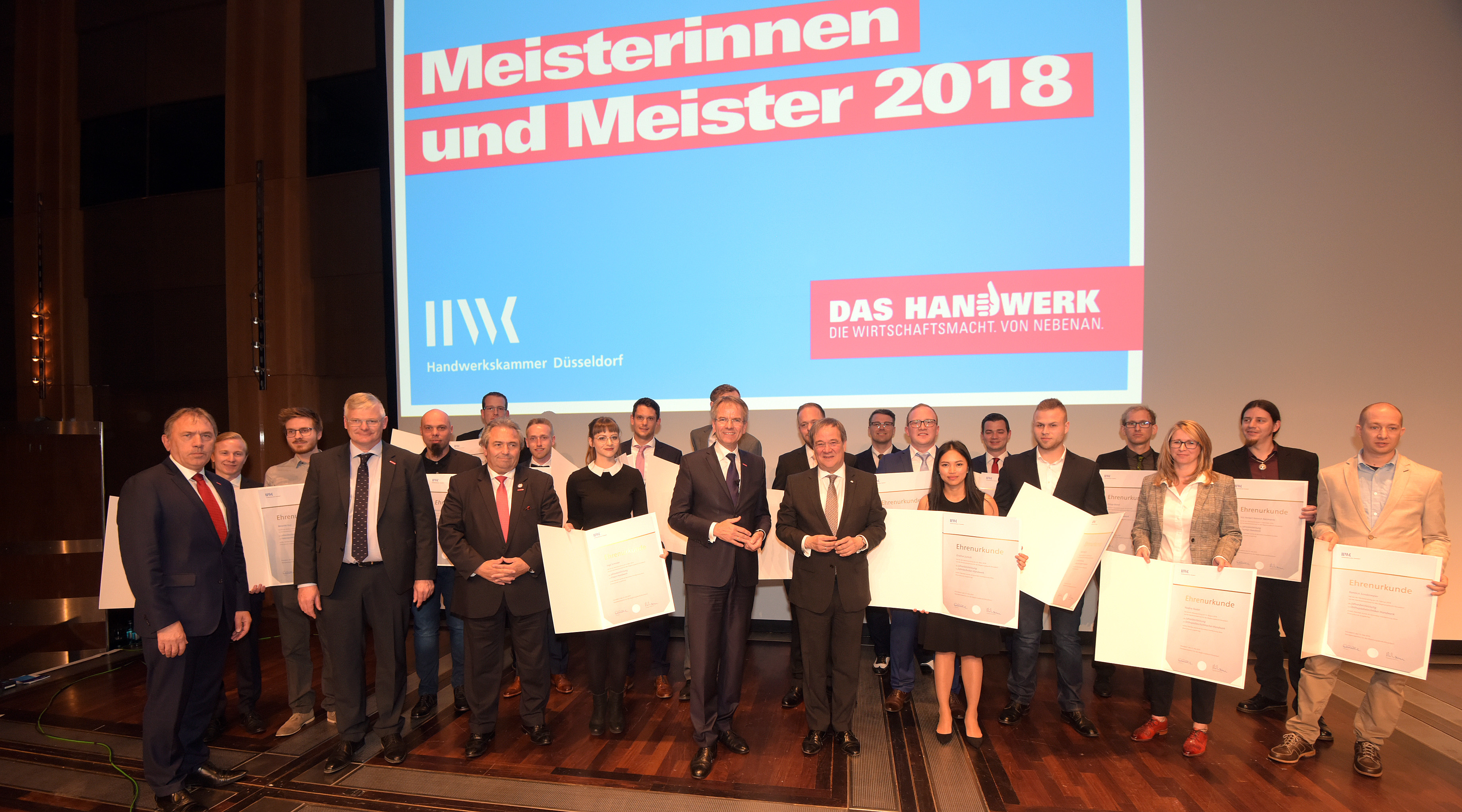 Gruppenbild der Jahresbestmeister mit Ministerpräsident und den Präsidenten der französischen Partnerkammern