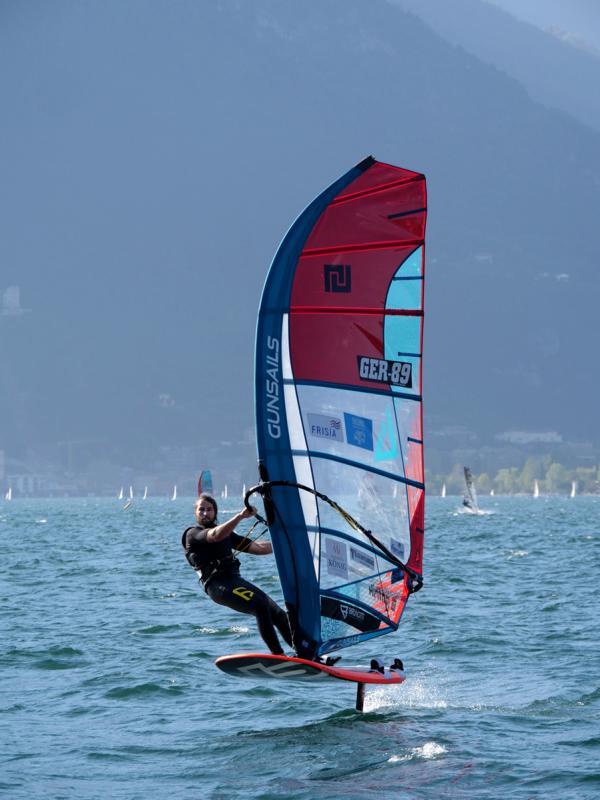 Die Surfabteilung der Ruder- und Tennis-Gesellschaft ist zum zweiten Mal Ausrichter des 2. NRW-Foil-Camps.
Das Spektakel findet am kommenden Samstag, 18. Mai, um 14 Uhr am "Nordstrand" des Auesees statt.
