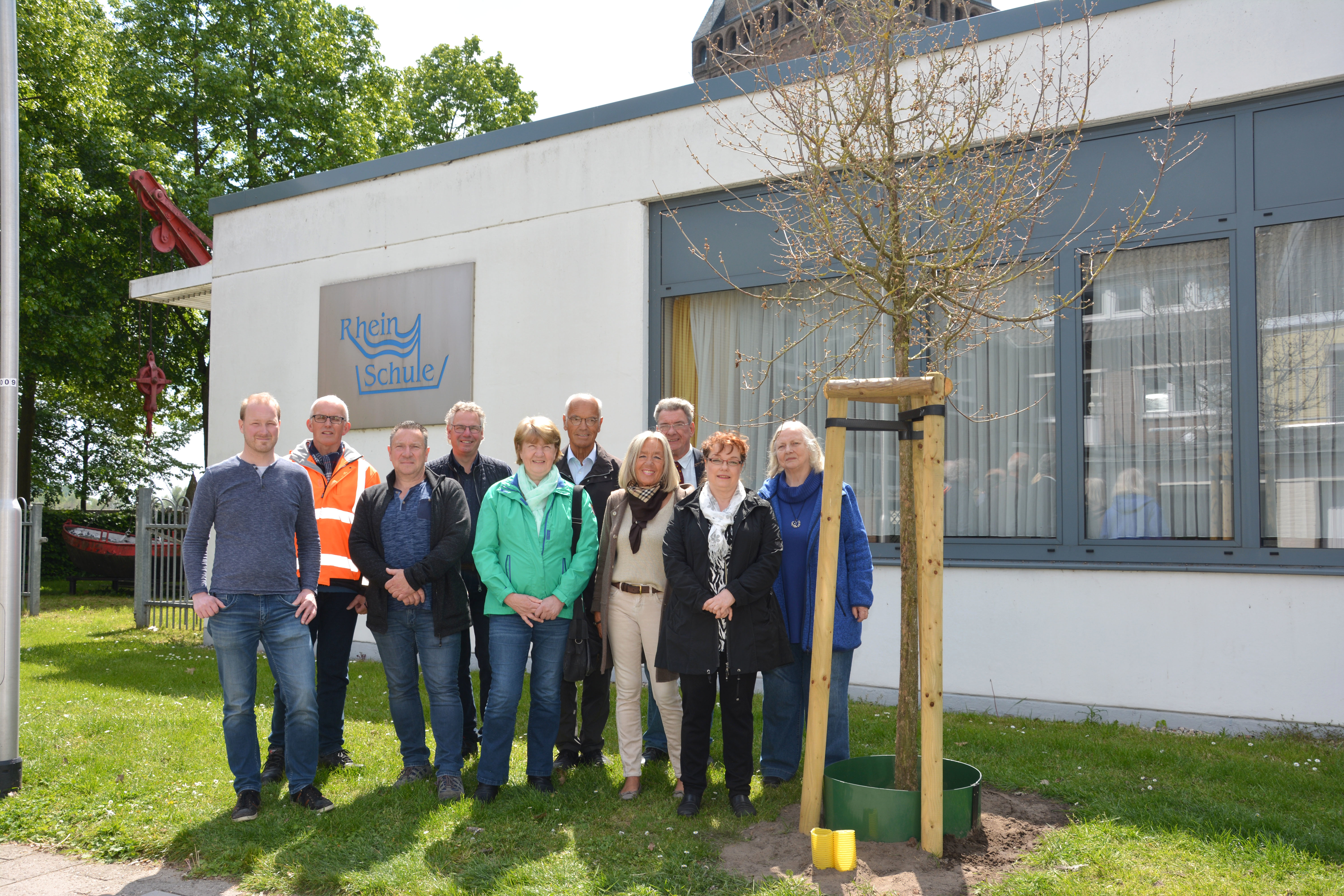 Insgesamt fünf Bäume wurden vor der Rheinschule gepflanzt. Drei finanzierten die Baumfreunde Emmerich. Foto: Jörg Terbrüggen