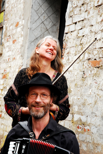 Stefanie Hölzle (Geige, Klarinette, Bratsche, Gesang) und Daniel Marsch (Akkordeon, Gesang).