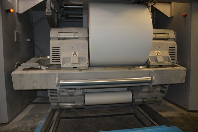 Im Keller des Hagener Druckzentrum werden die riesigen Papierrollen eingespannt. | Foto: Christian Schaffeld