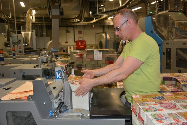 In einer benachbarten Halle werden die Beilagen durch ein Subunternehmen den Blättern beigelegt. | Foto: Christian Schaffeld