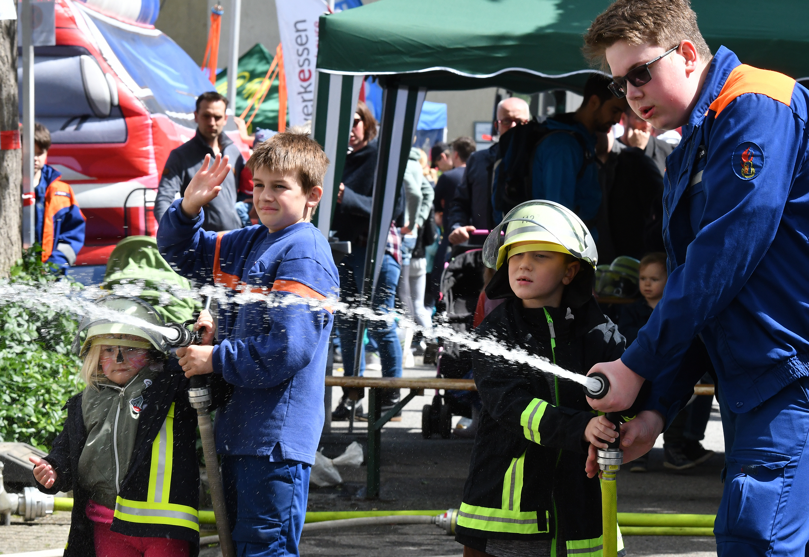 Das war wieder ein Fest für Groß und Klein: Bei sonnigem Wetter fand die 9. "Erlebniswelt Feuerwehr" an zwei Tagen rund um die Wache an der Schulstraße statt. Besonders beliebt bei den kleinen Besuchern sind natürlich immer die Löschübungen.