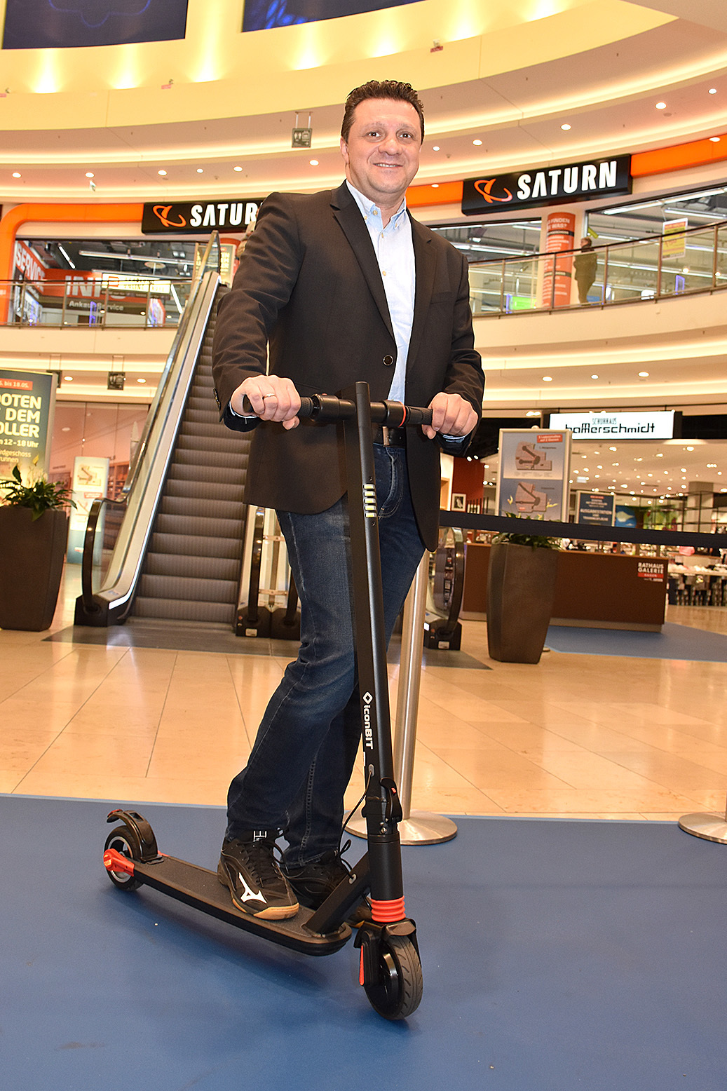 üncay Kaya ist selbst begeistert von den E-Scootern.