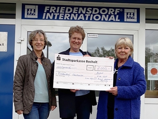 v. l. n. r.: Ilka Rösing, Sylvia Löhr und Marlene Fischer bei der Spendenübergabe im Friedensdorf.