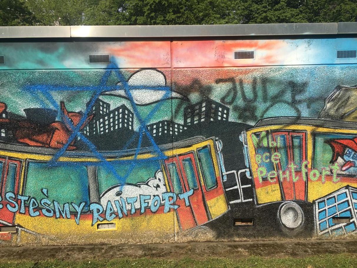 Mit Entsetzen reagierten die Bewohner auf die antisemitischen Schmierereien am Graffiti von Maurizio Bet.