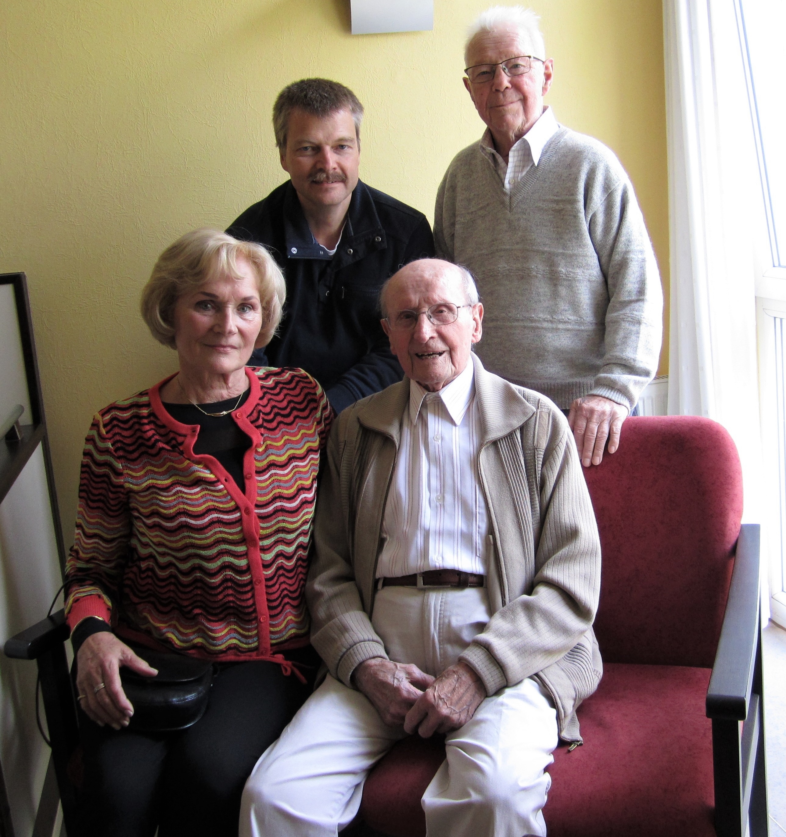 Willi Reuter (sitzend) wurde von Erika Knorr, Ralf Bredebusch (hinten links) und Hugo Braun (hinten rechts) geehrt.