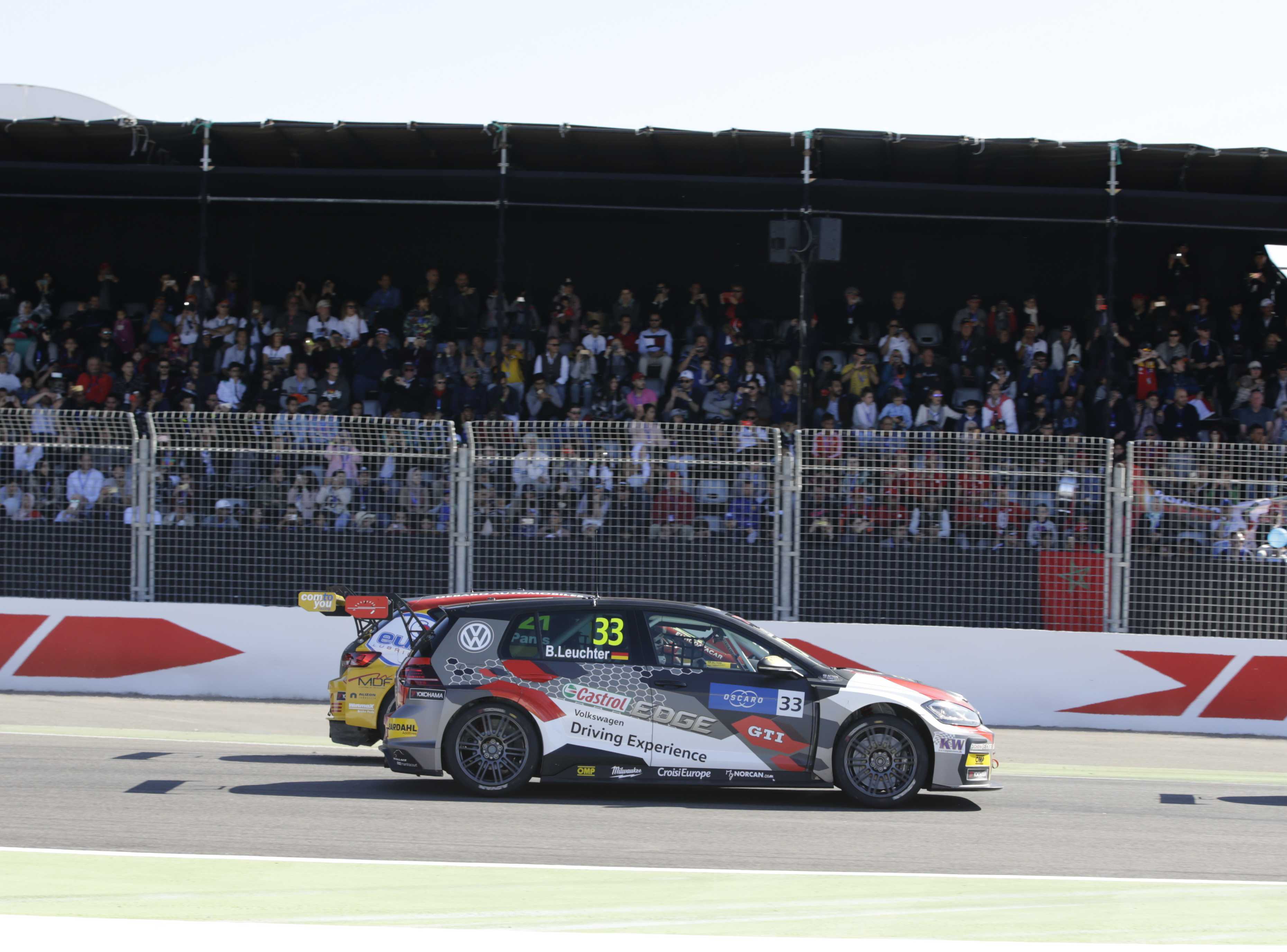 Harter Zweikampf, voller Einsatz von Benjamin Leuchter bei der FIA-WTCR
