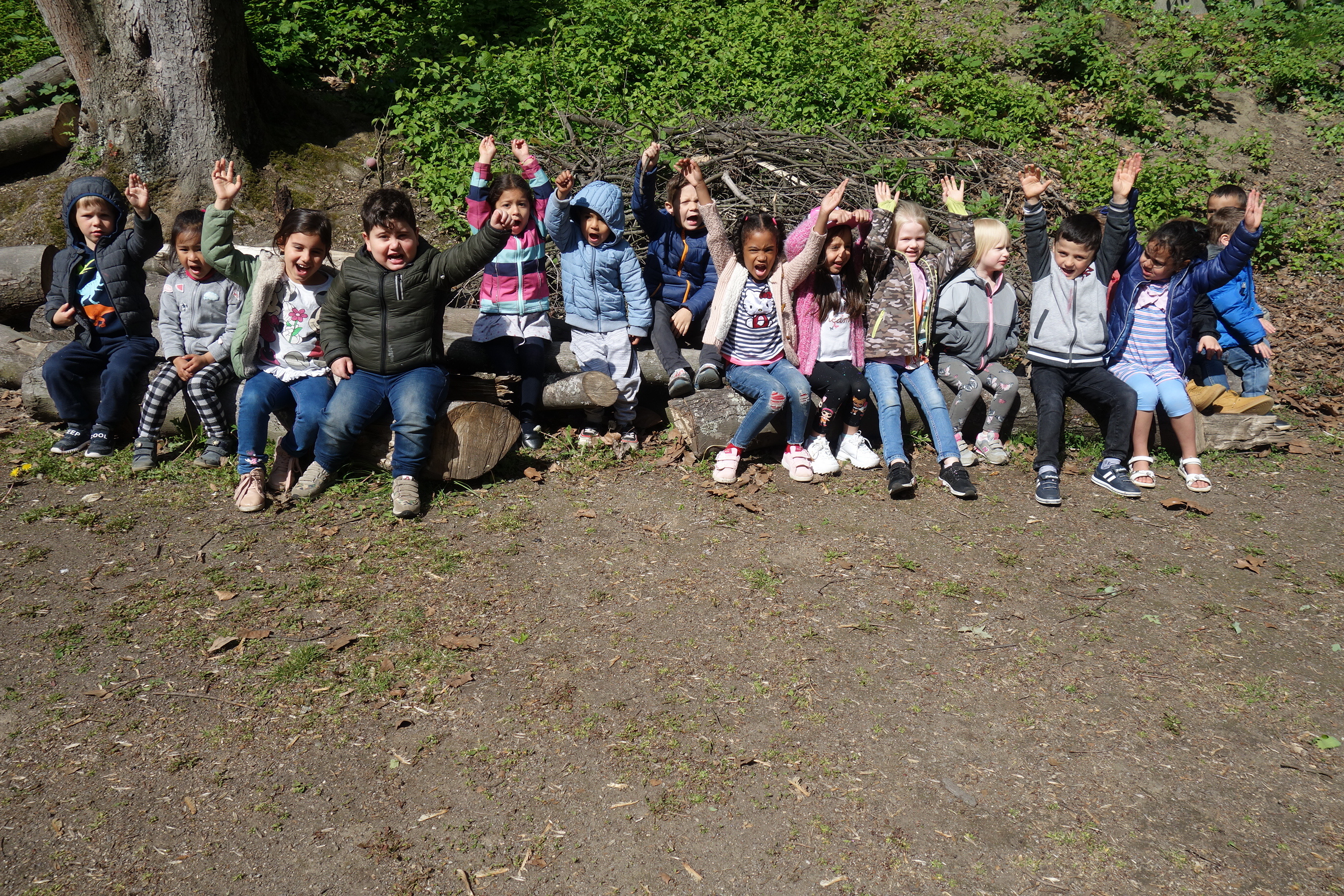 Die Kinderkrümelpott-Kinder sind total aus de Häuschen...denn gleich erleben sie Hühner, der "Gefangenschaft" entronnen.
