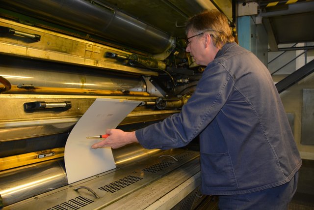 Fachhelfer Michael Vogrig muss vor dem Drucken einer Ausgabe die aus Aluminium bestehenden Druckplatten in die Rotationsmaschine einbauen. | Foto: Christian Schaffeld