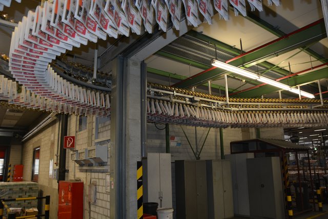 Über ein Fließband durchlaufen die Blätter die einzelnen Stationen zur fertigen Zeitung.  | Foto: Christian Schaffeld